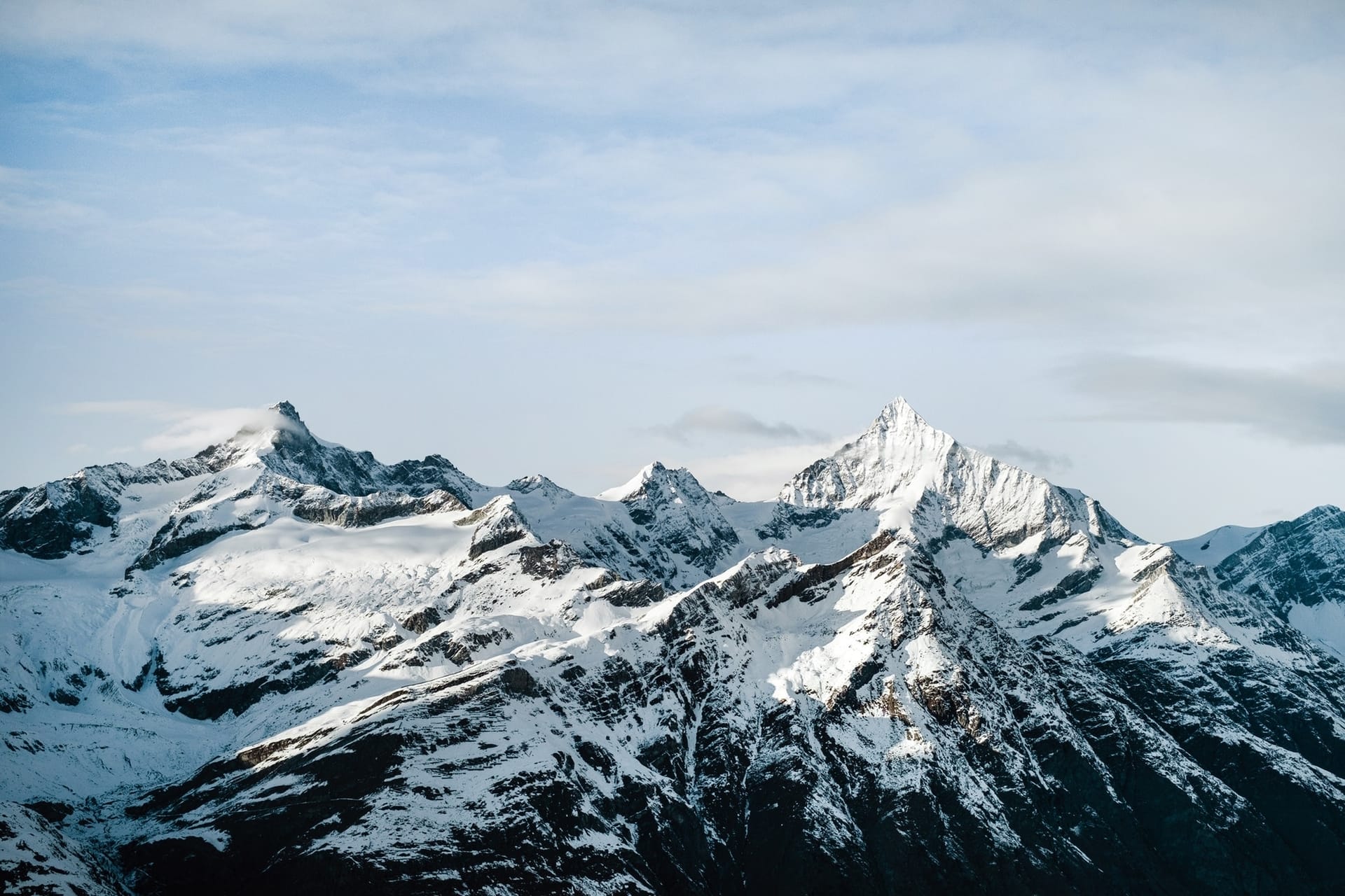 Montagne couverte de neige Crête rocheuse avec des sommets enneigés