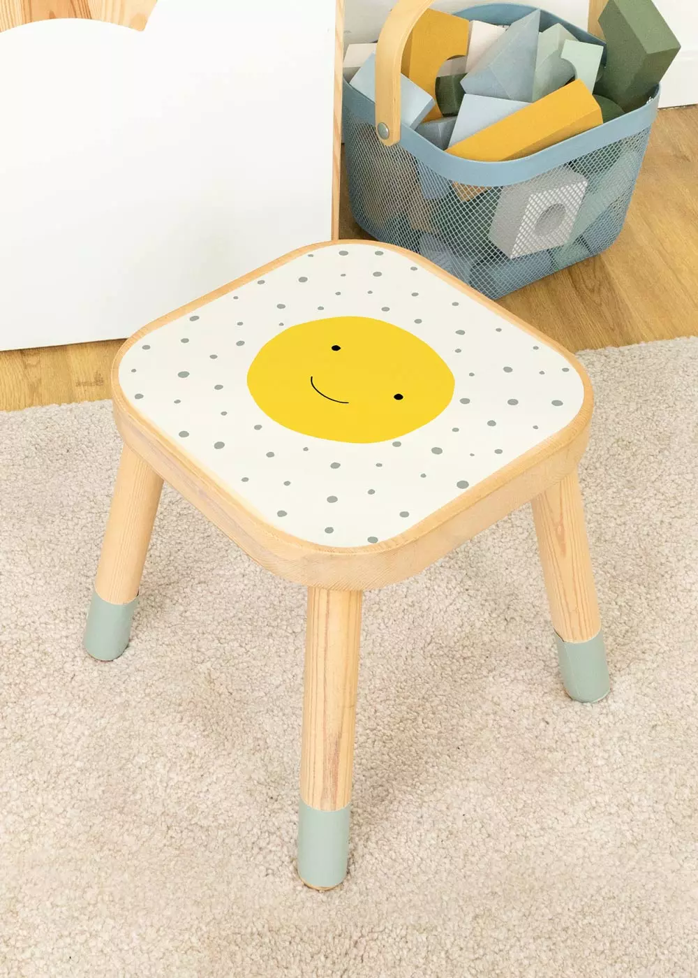 Embellir les tabourets pour enfants IKEA avec les accessoires