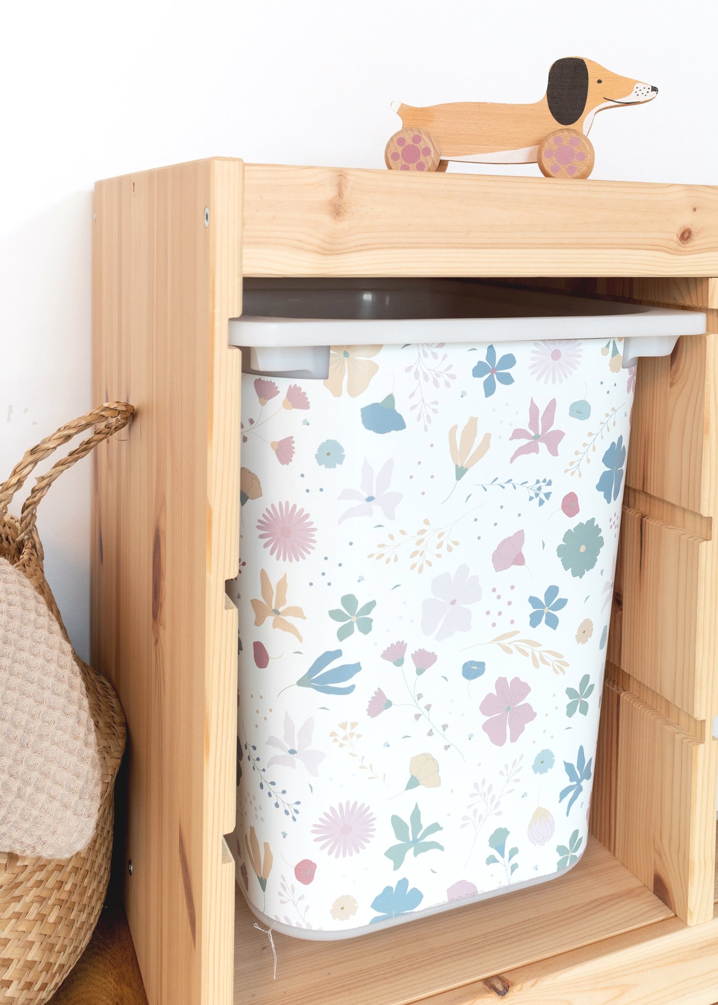 IKEA TROFAST Boxen mit Blumenmuster Klebefolie Ein IKEA TROFAST Regal steht in einem Zimmer, beschmĂĽckt mit einer bunten Klebefolie mit Blumenmotiv