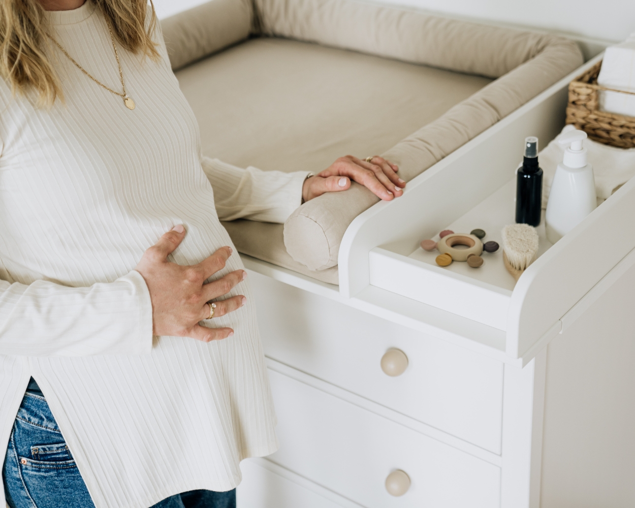 Babyutensilien in der Wickelkommode verstauen Babyutensilien in der Wickelkommode verstauen