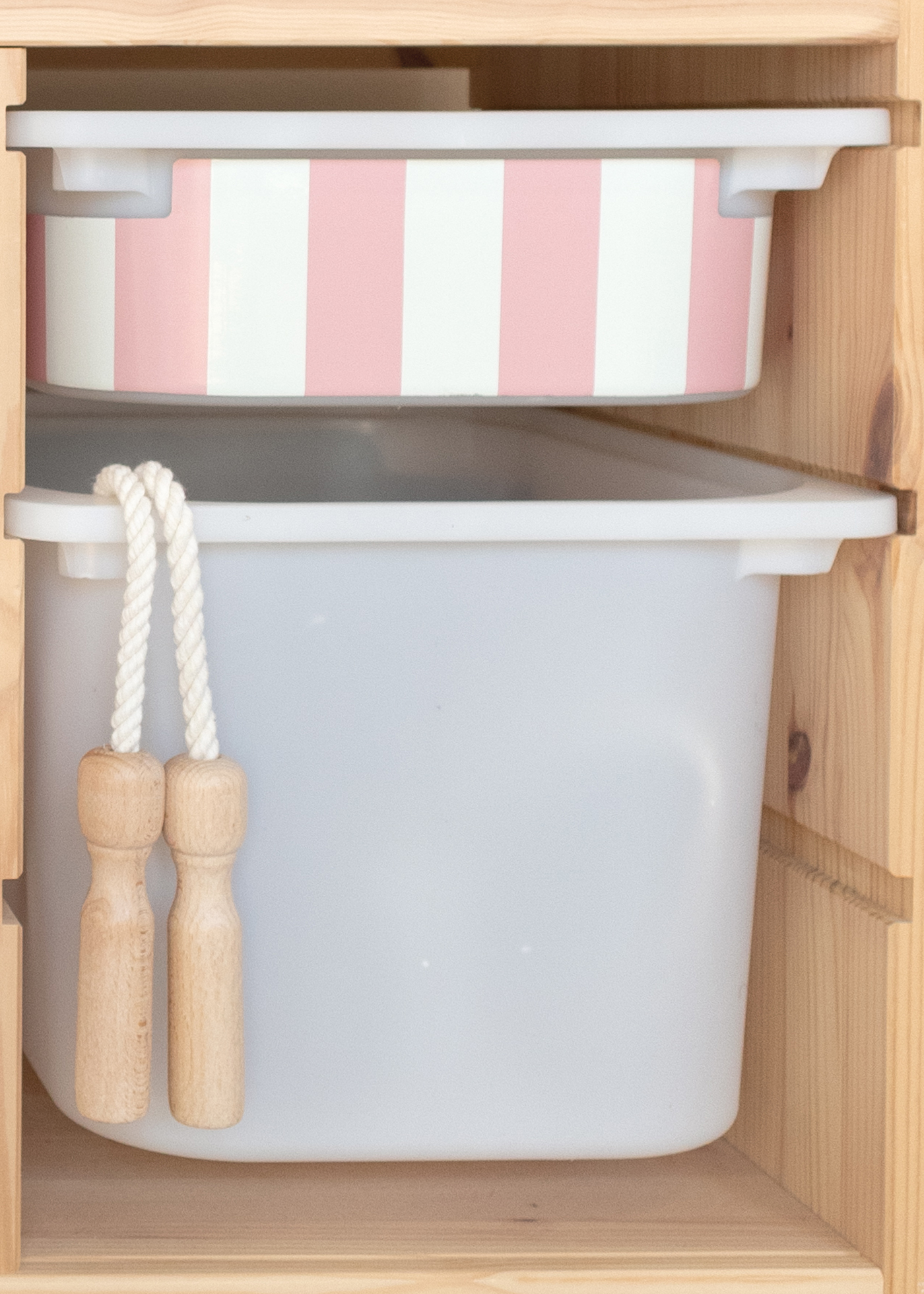 Dezente Klebefolie für IKEA TROFAST Boxen mit sommerlichem Streifenmuster Dezente Klebefolie für IKEA TROFAST Boxen mit sommerlichem Streifenmuster, frisch und bunt