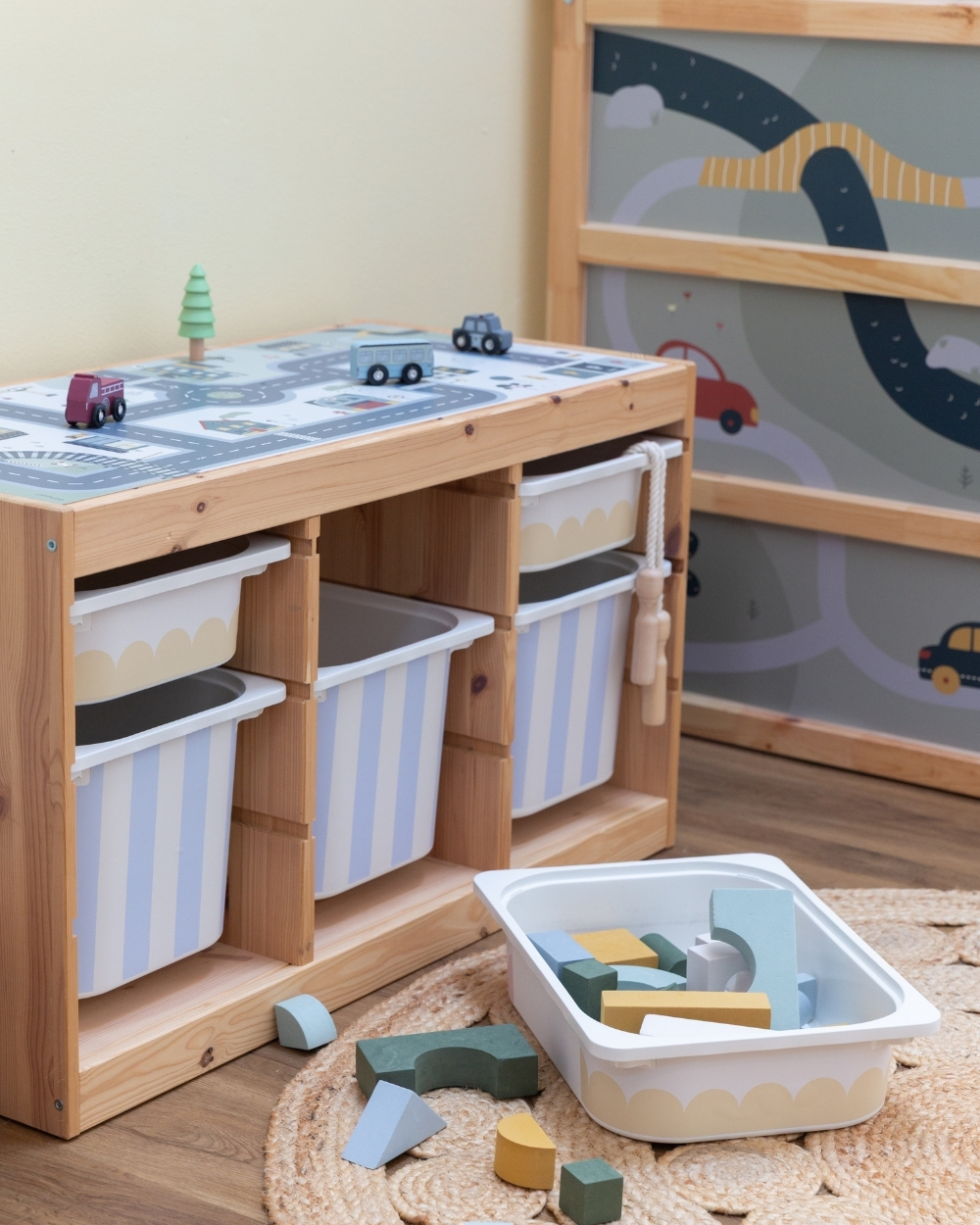 Kinderspielzeug, Holzspielzeug, Aufbewahrungskästen, Bauklötze, Spielteppich
