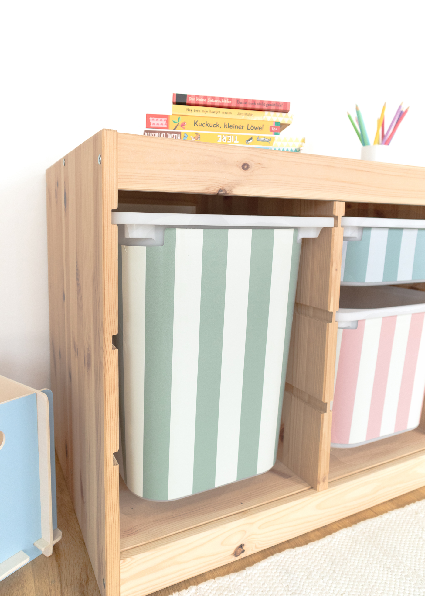 IKEA TROFAST Boxen mit buntem Streifenmuster, sommerlich IKEA TROFAST Boxen mit buntem Streifenmuster, sommerlich und frisch dekoriert