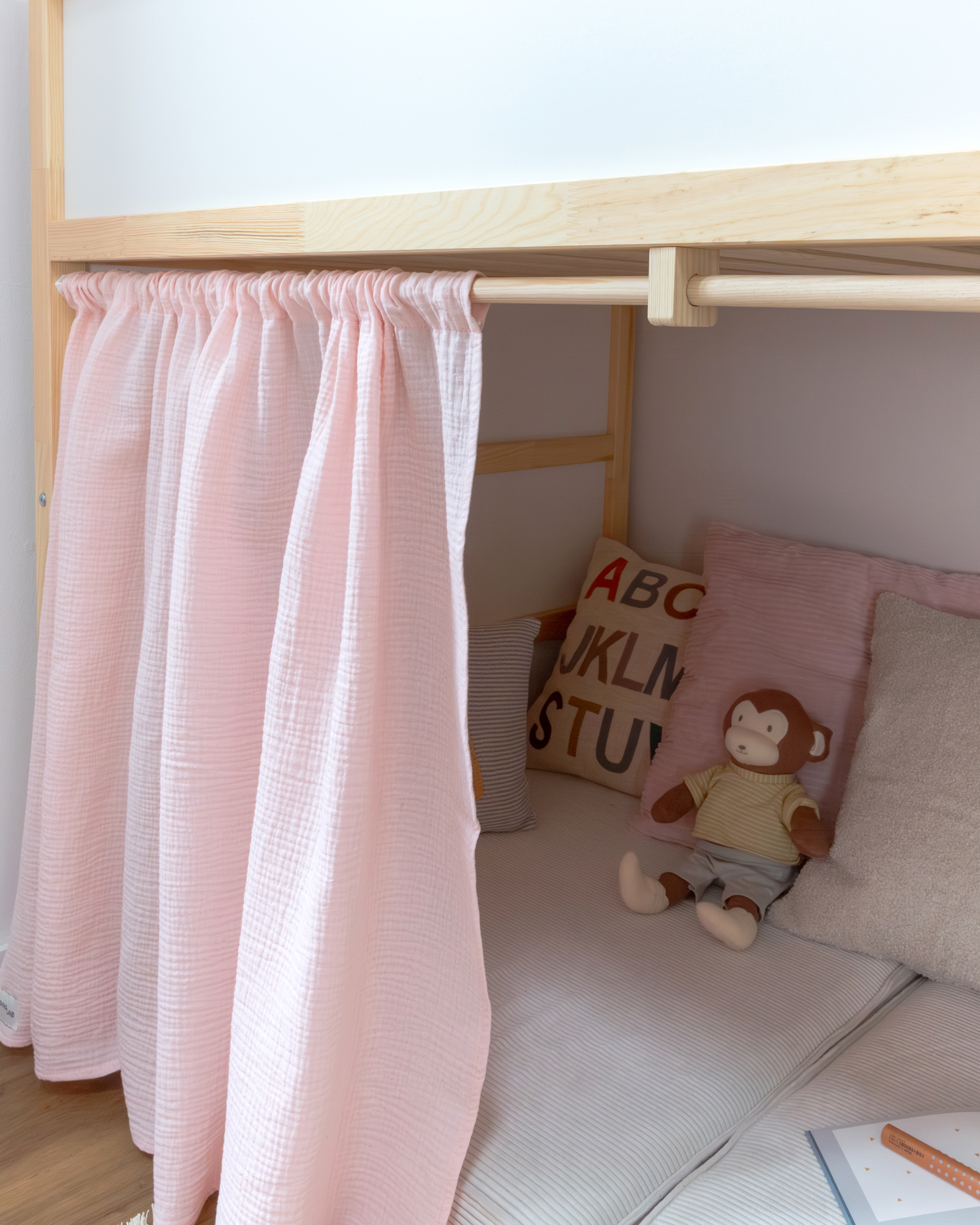 gardine ikea kura bett lille hule rosa eins 1
