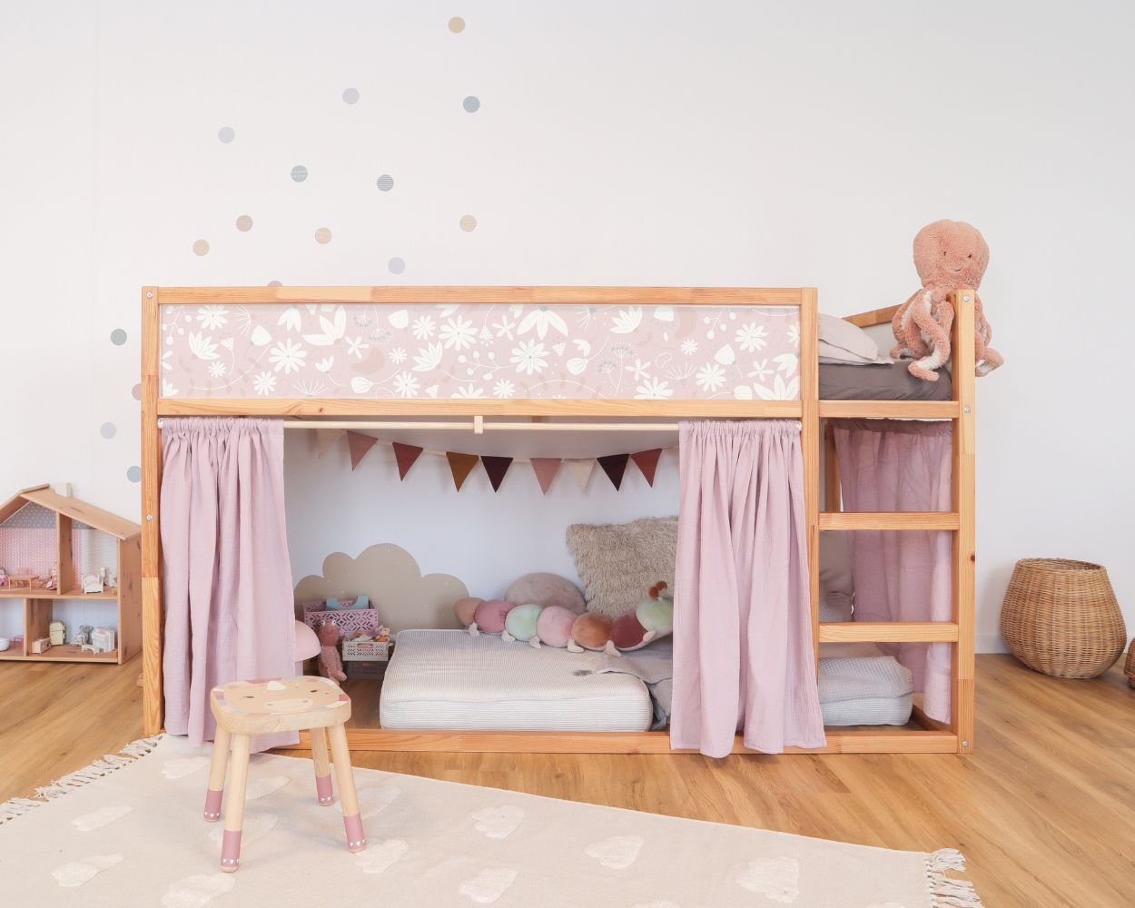 IKEA Kura Hochbett mit Vorhängen und Blumenfolie IKEA Kura Hochbett mit Vorhängen und Blumenfolie