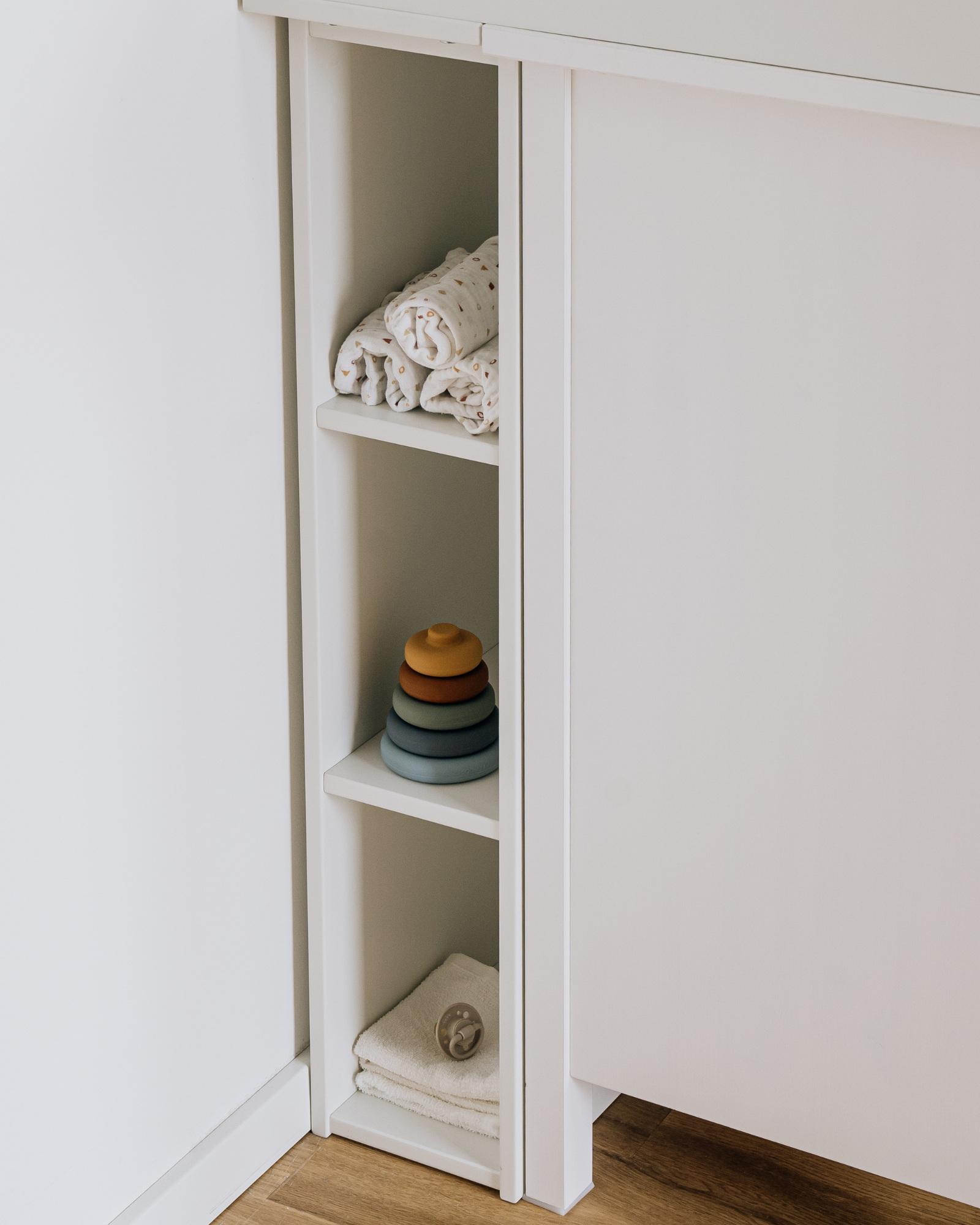 Étagère IKEA HEMNES transformée en table à langer, en blanc