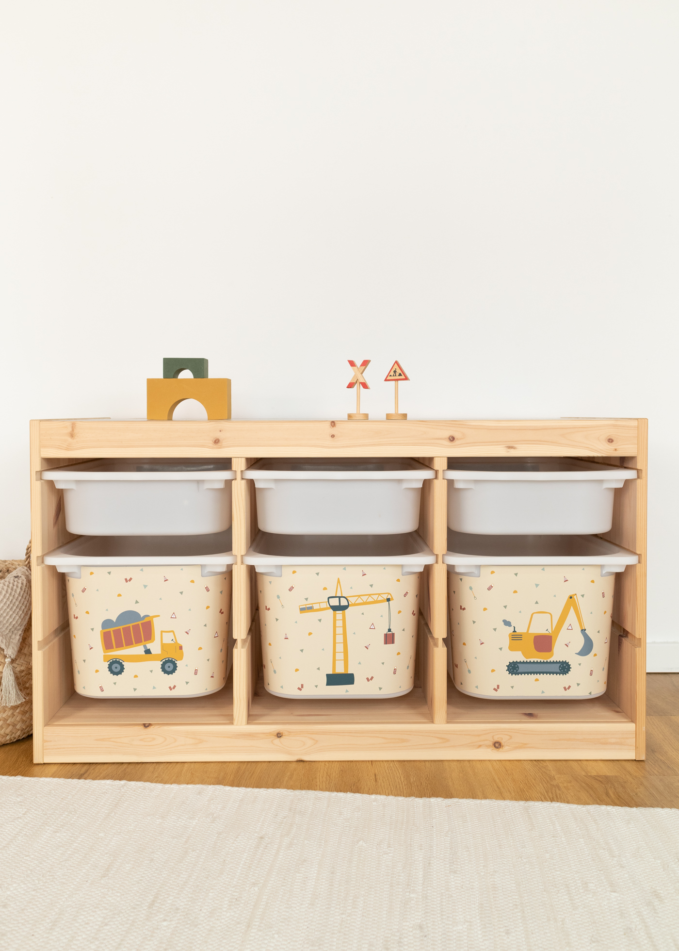 Kinder-Aufbewahrungsbox mit Baggermotiv Kinder-Aufbewahrungsbox mit Bagger im IKEA TROFAST Regalsystem.