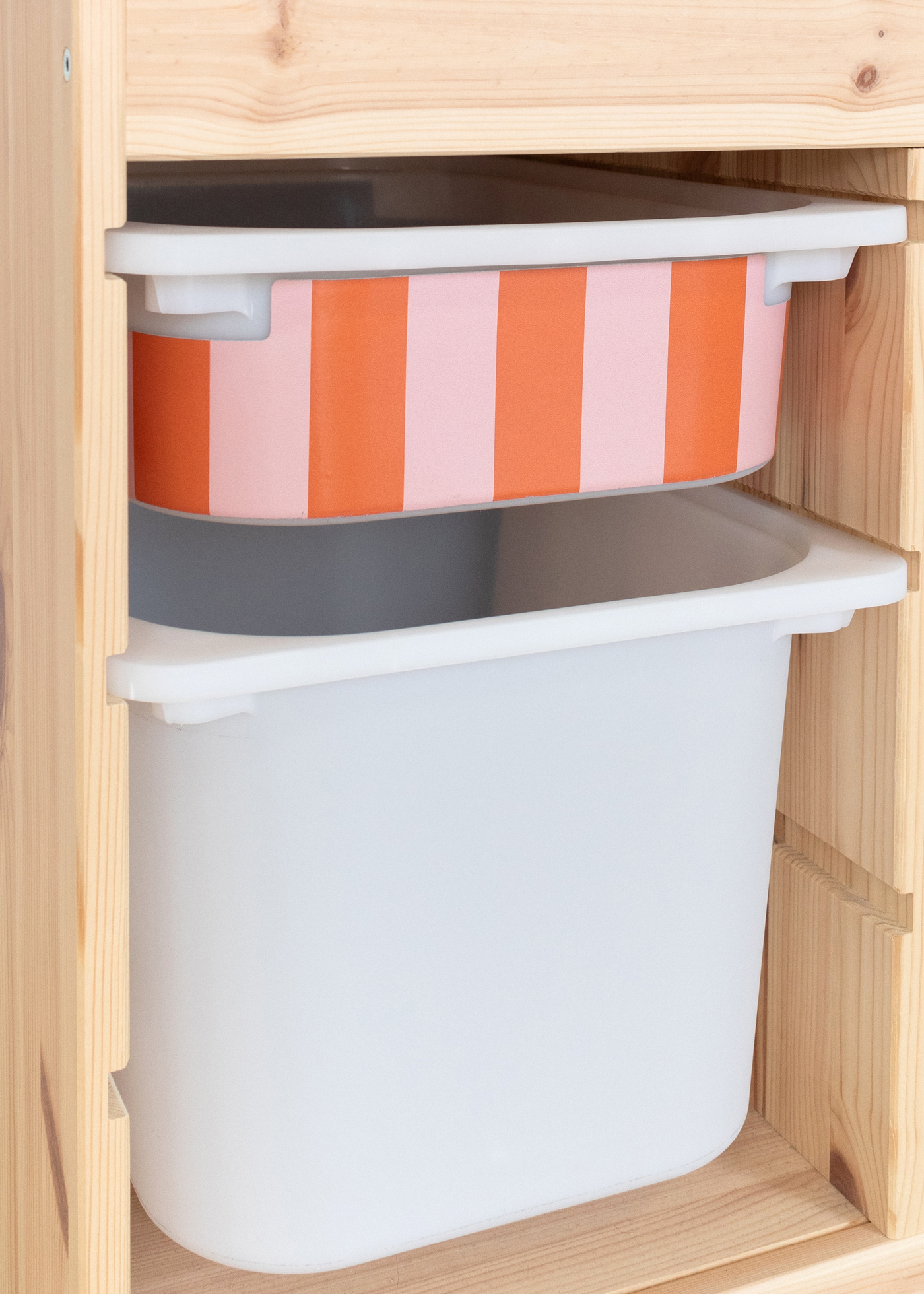 Klebefolie gestreift für IKEA TROFAST REGAL Rote Klebefolie mit Streifenmuster für IKEA TROFAST Boxen