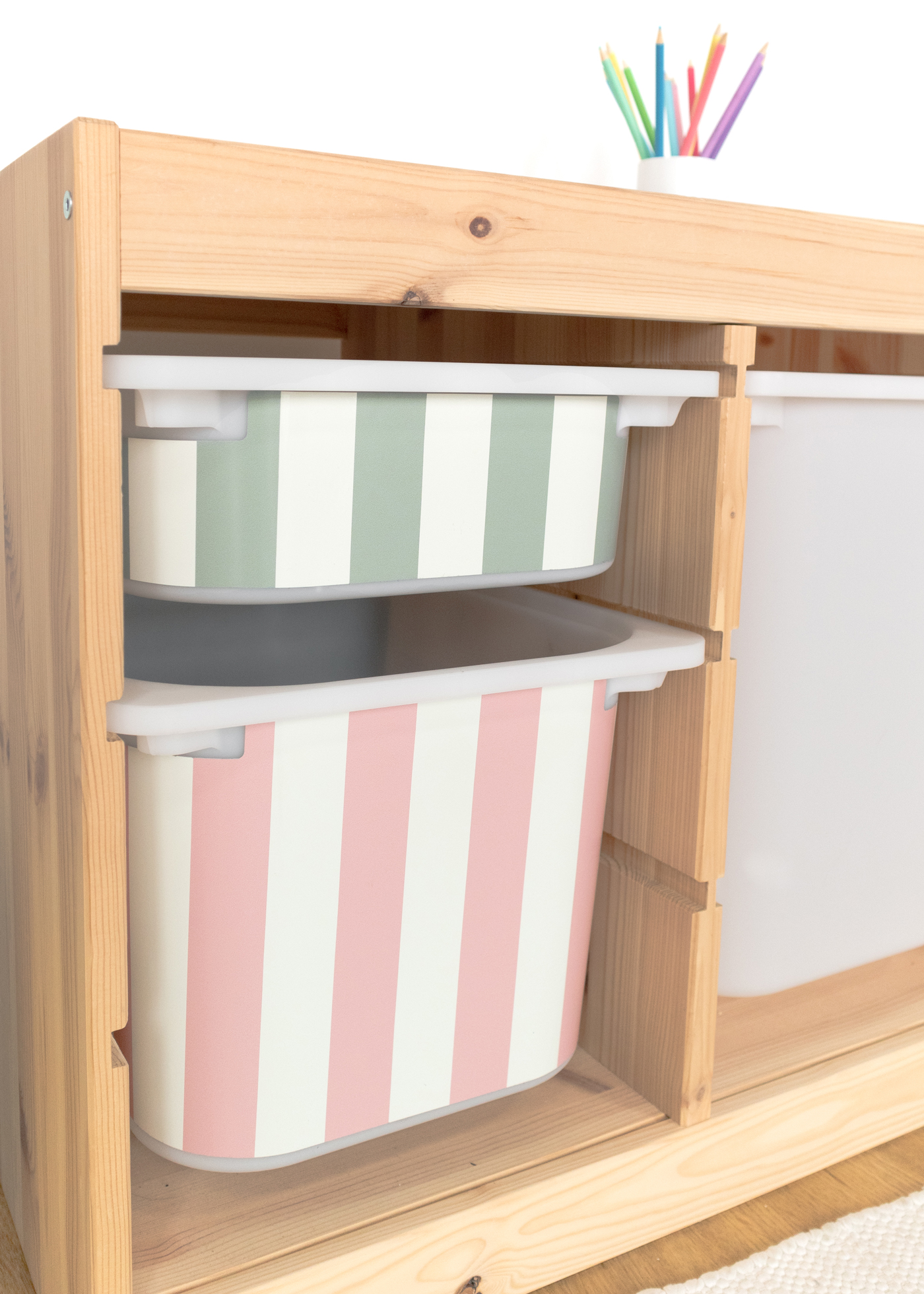 Selbstklebende Klebefolie für IKEA TROFAST Boxen mit Streifenmuster Selbstklebende Klebefolie für IKEA TROFAST Boxen mit buntem Streifenmuster, kinderleicht anzubringen