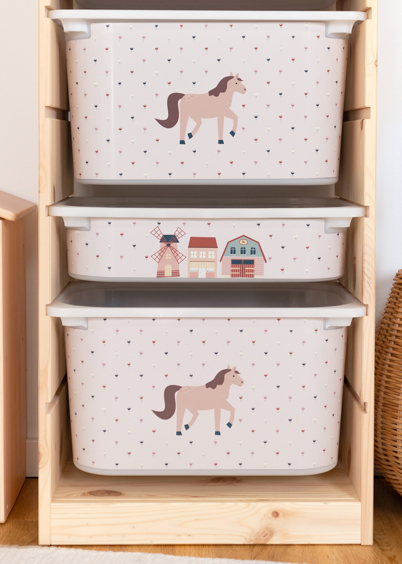 Kinder-Aufbewahrungsbox im TROFAST Regal mit Pferde-Motiv Rosa Box im IKEA TROFAST Regal mit kindgerechtem, buntem Pferde-Design.