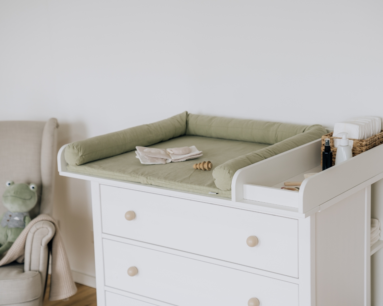 Wickelkommode im Babyzimmer dekoriert Wickelkommode im Babyzimmer dekoriert