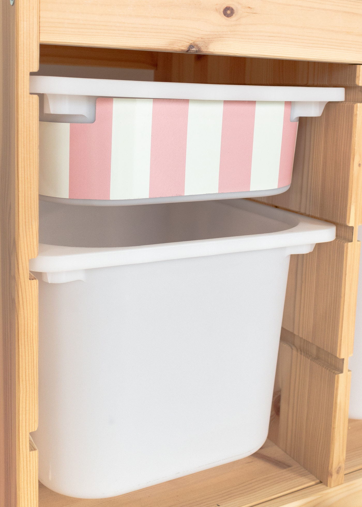 Dezente Klebefolie für IKEA TROFAST Boxen mit Streifenmuster Dezente Klebefolie für IKEA TROFAST Boxen mit Streifenmuster, unaufdringlich und elegant