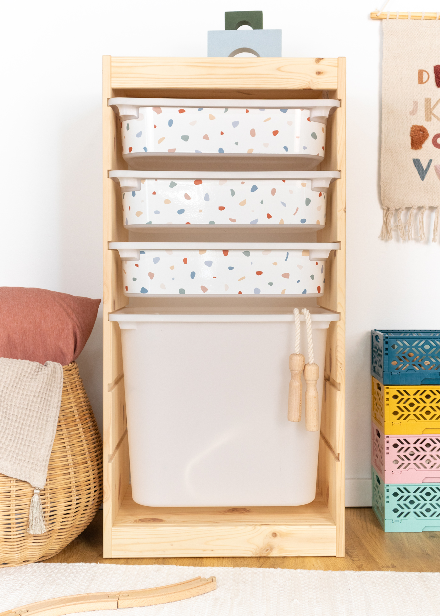 Buntes Terrazzo-Muster auf Klebefolie im IKEA TROFAST Regal