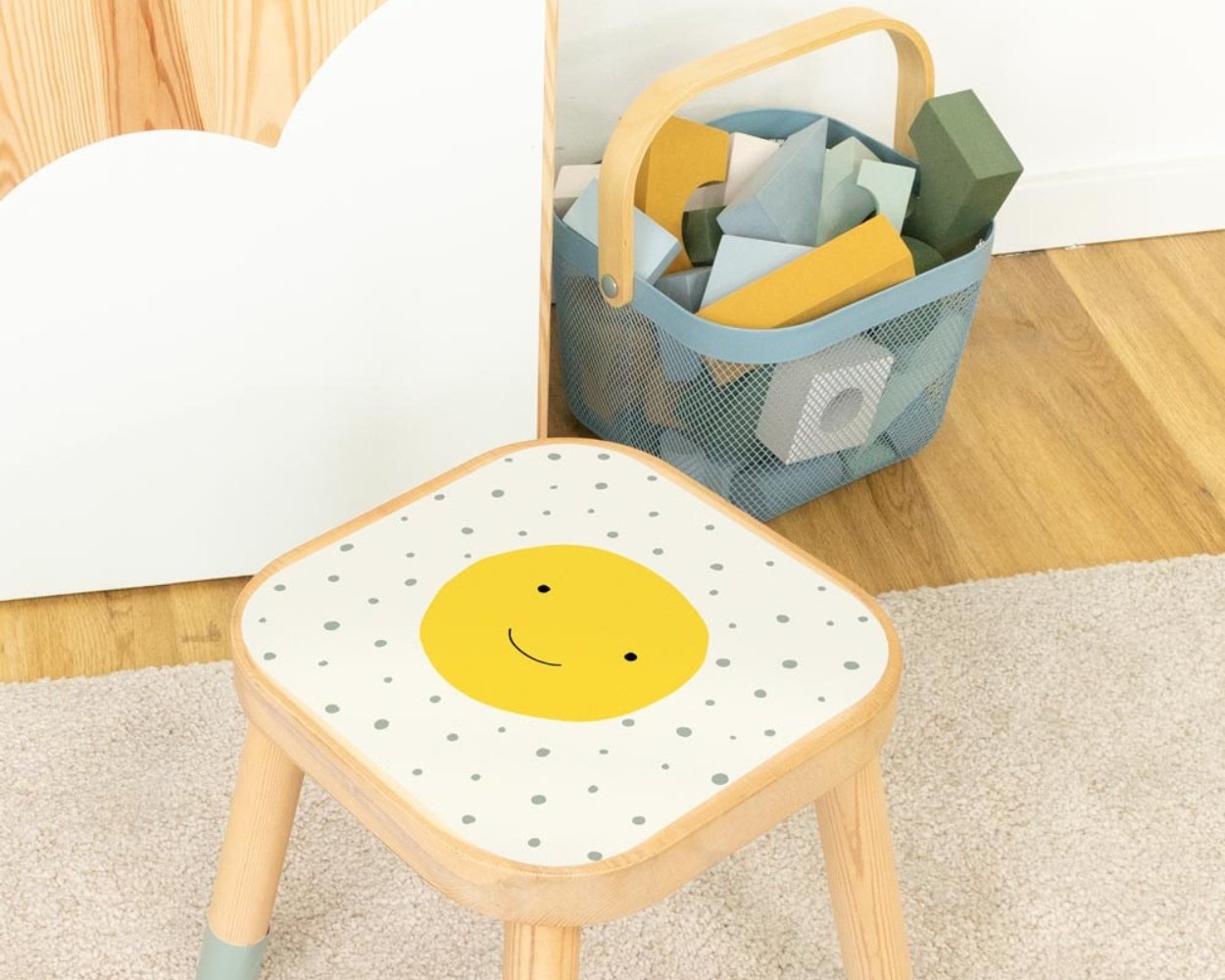 Gebe Farbakzente im Babyzimmer Mädchenmit Smiley Möbelfolie für IKEA FLISAT Kinderkocker