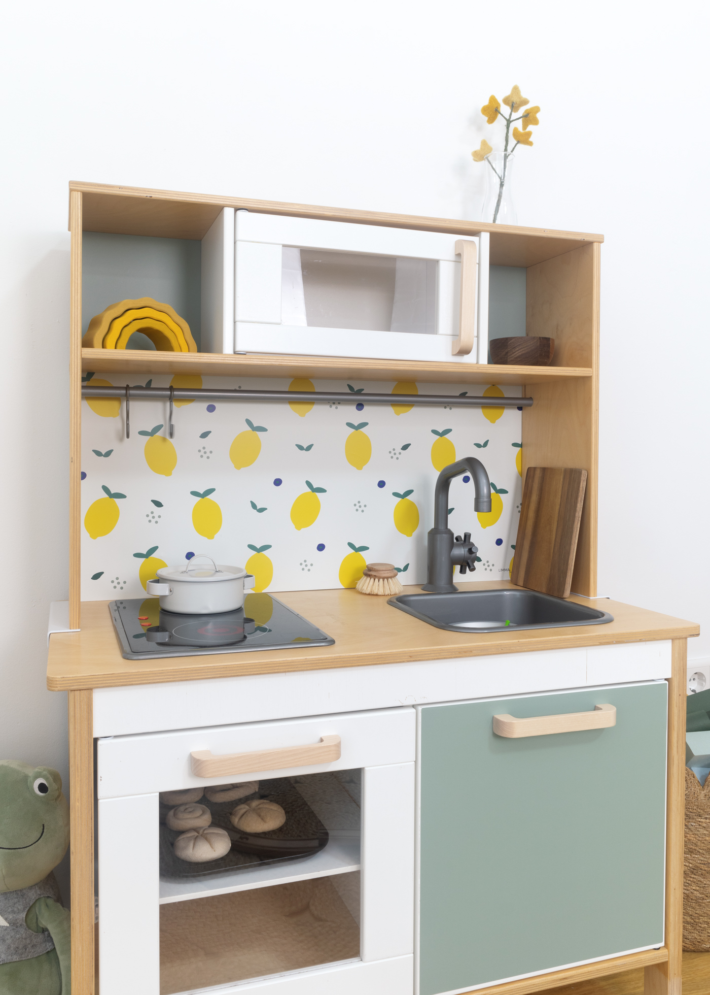 Selbstklebende Folie mit Zitronenmotiven. Stylisches Zitronendesign auf hochwertiger Folie.