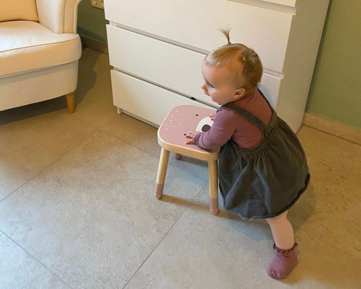 Laufen lernen mit dem IKEA FLISAT Hocker Laufen lernen mit dem IKEA FLISAT Hocker