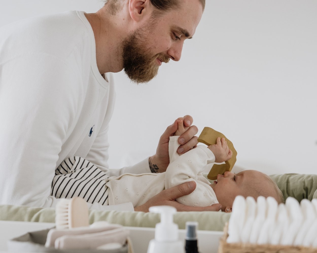 Papa und Baby an der Wickelkommode