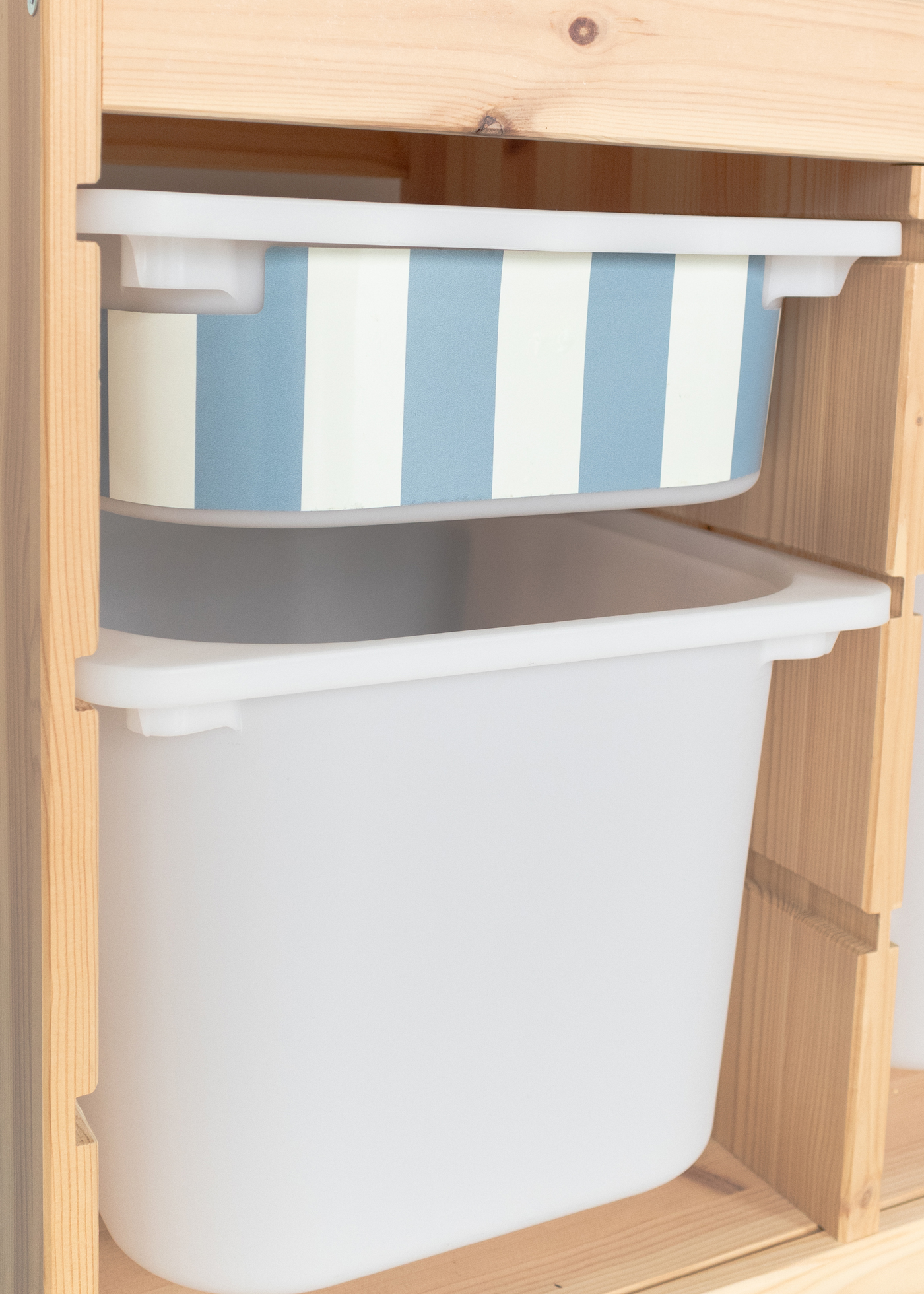 IKEA TROFAST Boxen im Streifenmuster, wieder ablösbar IKEA TROFAST Boxen im bunten Streifenmuster, wieder ablösbar und einfach zu wechseln