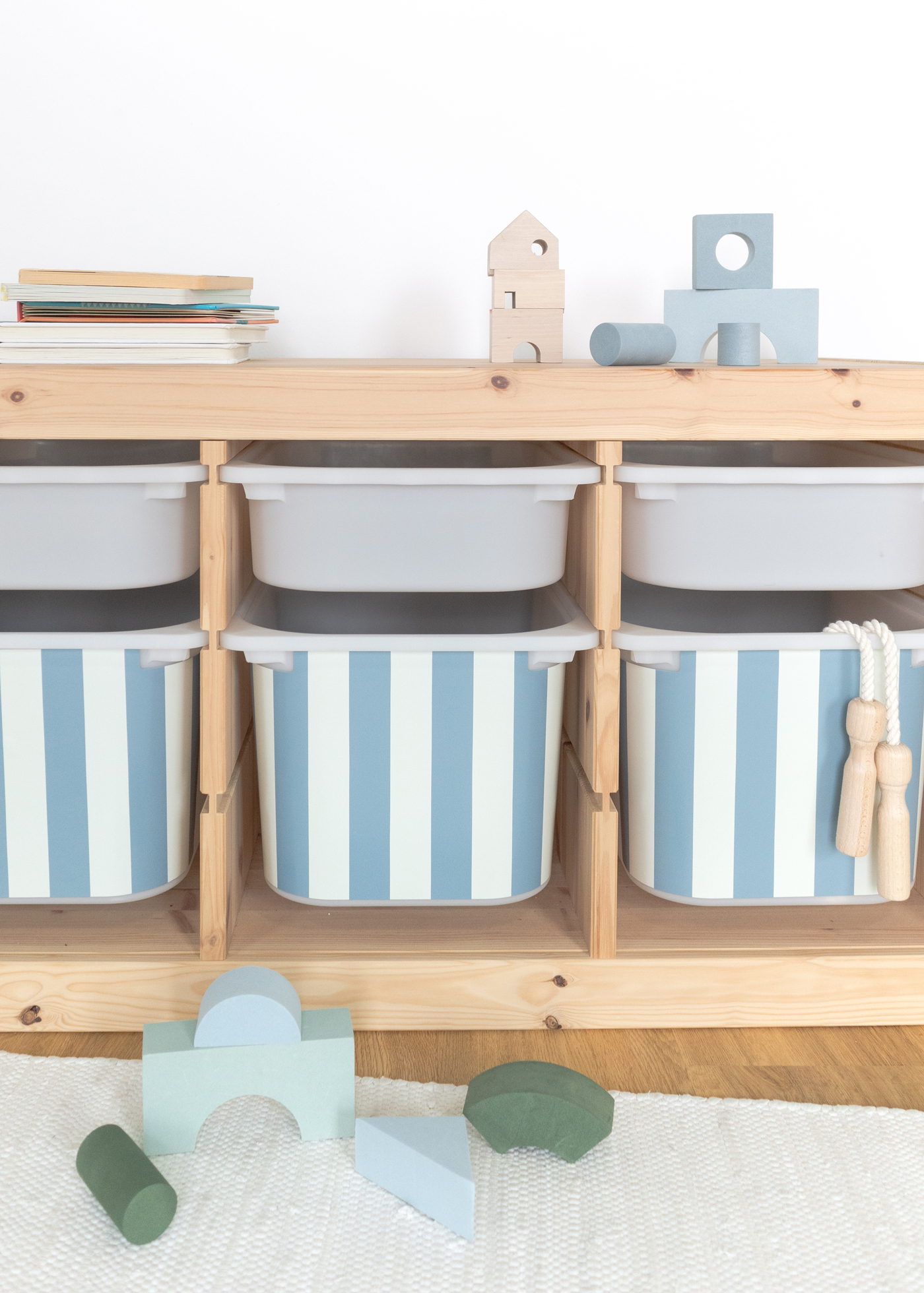 Wieder ablösbare Klebefolie für IKEA TROFAST Boxen, praktisch und schön Wieder ablösbare Klebefolie für IKEA TROFAST Boxen mit Streifenmuster, praktisch und schön