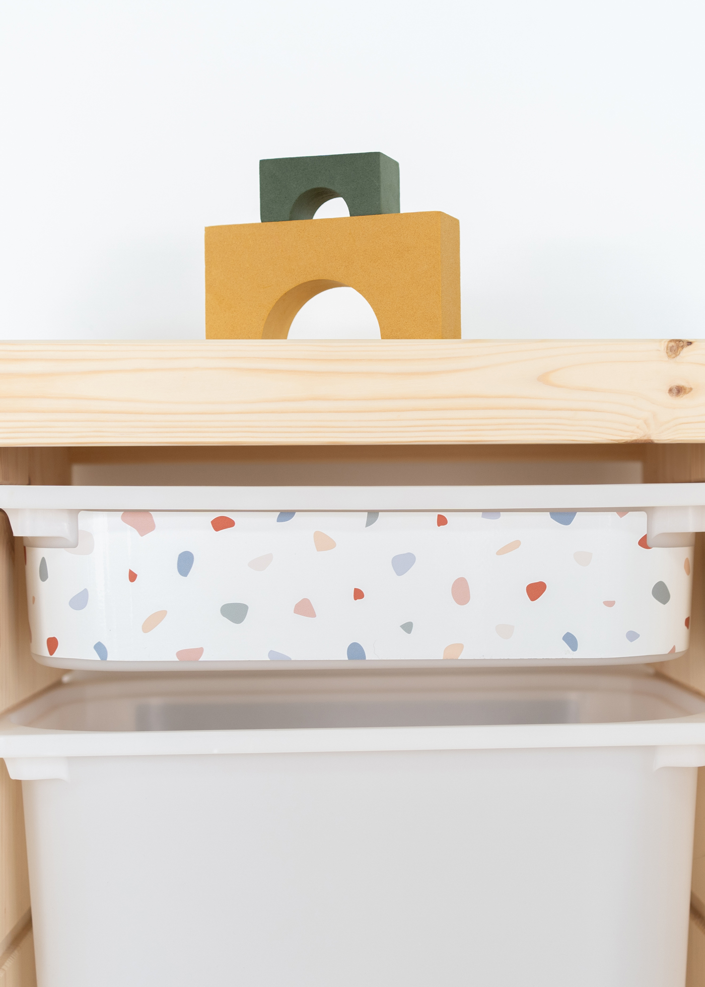 Farbenfrohes Terrazzo-Muster auf Klebefolie im TROFAST Regal Aufbewahrungsbox im IKEA TROFAST Regal, verziert mit einer Terrazzo-Klebefolie.