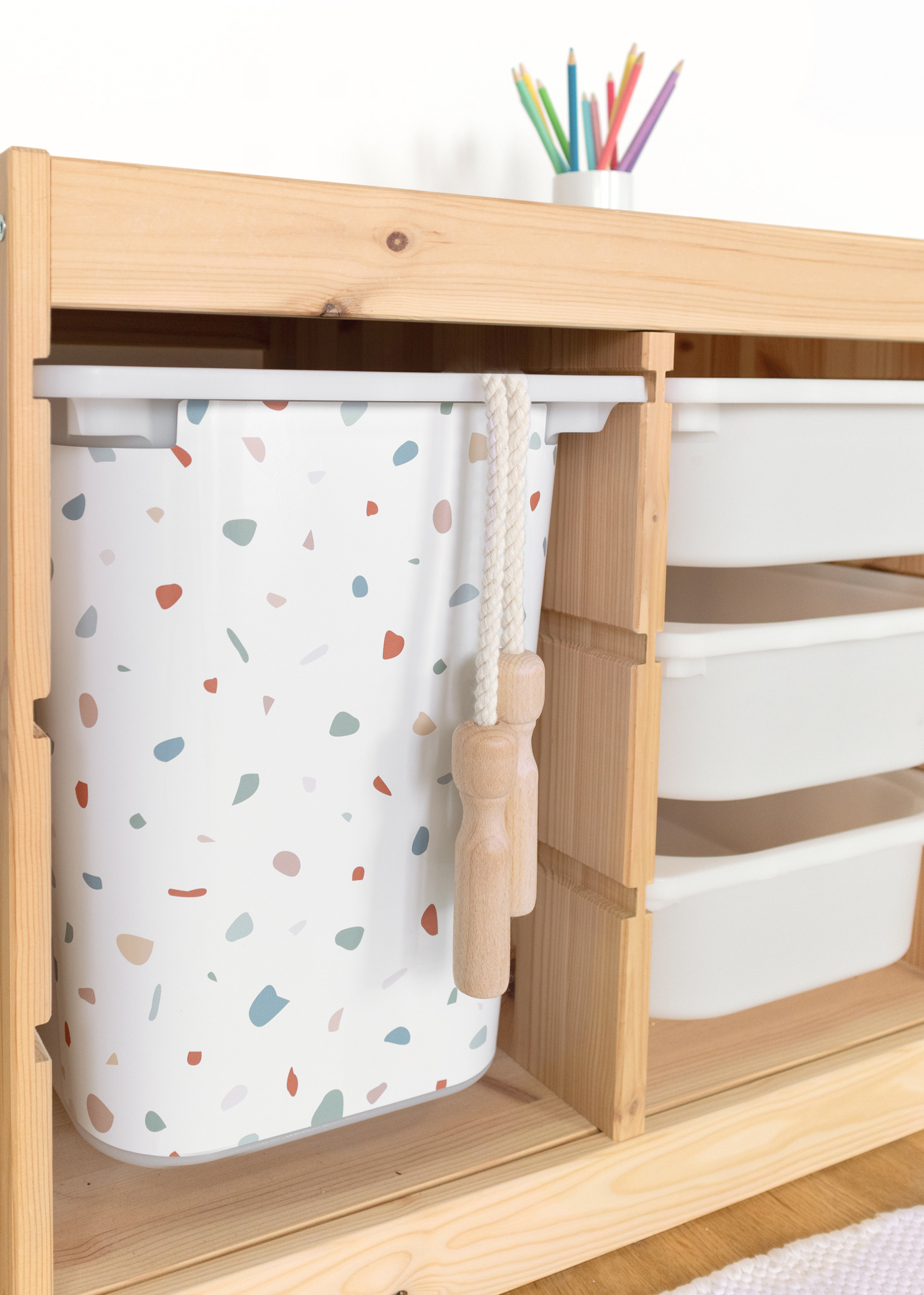 Selbstklebende Terrazzo Klebefolie für IKEA TROFAST Regal Selbstklebende Klebefolie für IKEA TROFAST Regal mit buntem Terrazzo Muster