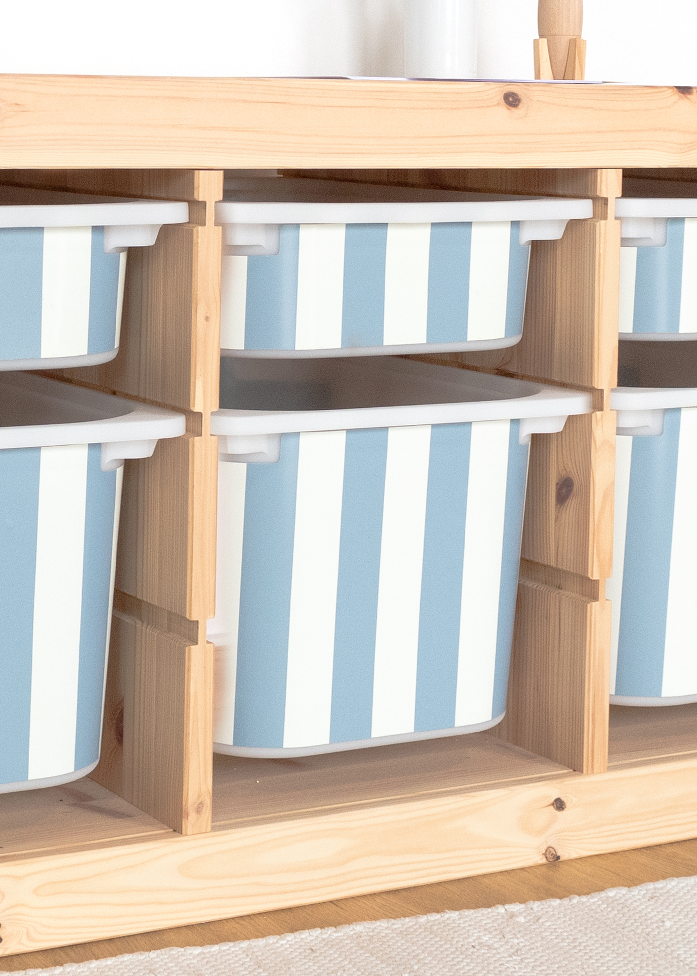 Selbstklebende Klebefolie für IKEA TROFAST Boxen, einfach anzuwenden Selbstklebende Klebefolie für IKEA TROFAST Boxen mit buntem Streifenmuster, einfach anzuwenden