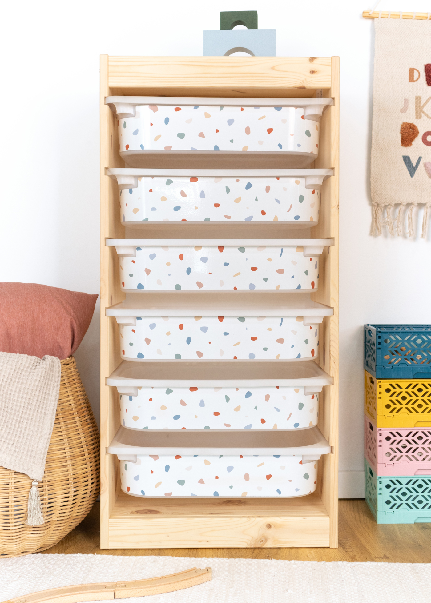 Dekorative Terrazzo-Klebefolie auf Aufbewahrungsbox im IKEA TROFAST Regal Aufbewahrungsbox im IKEA TROFAST Regal, verziert mit einer Klebefolie im bunten Terrazzo-Stil.
