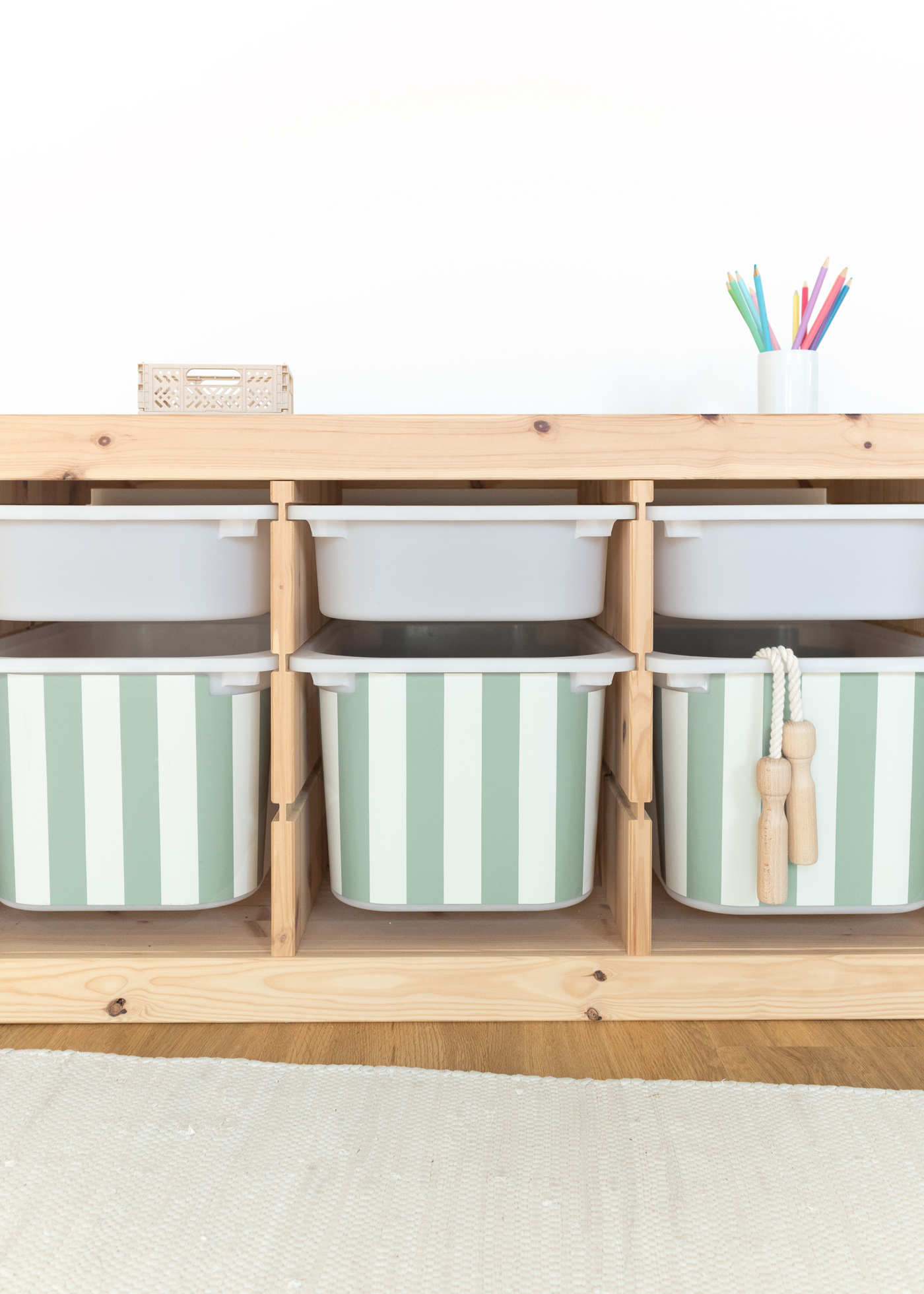 Selbstklebende Klebefolie für IKEA TROFAST Boxen, einfach zu entfernen Selbstklebende Klebefolie für IKEA TROFAST Boxen mit dezentem Streifenmuster, einfach zu entfernen