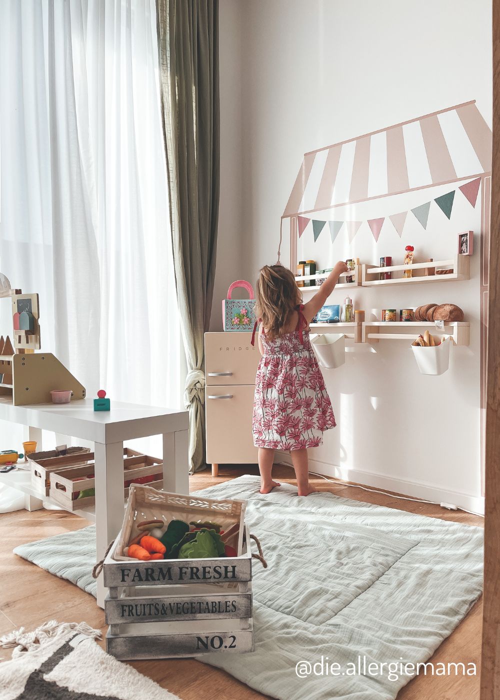 Kaufladen zum Aufkleben im Kinderzimmer