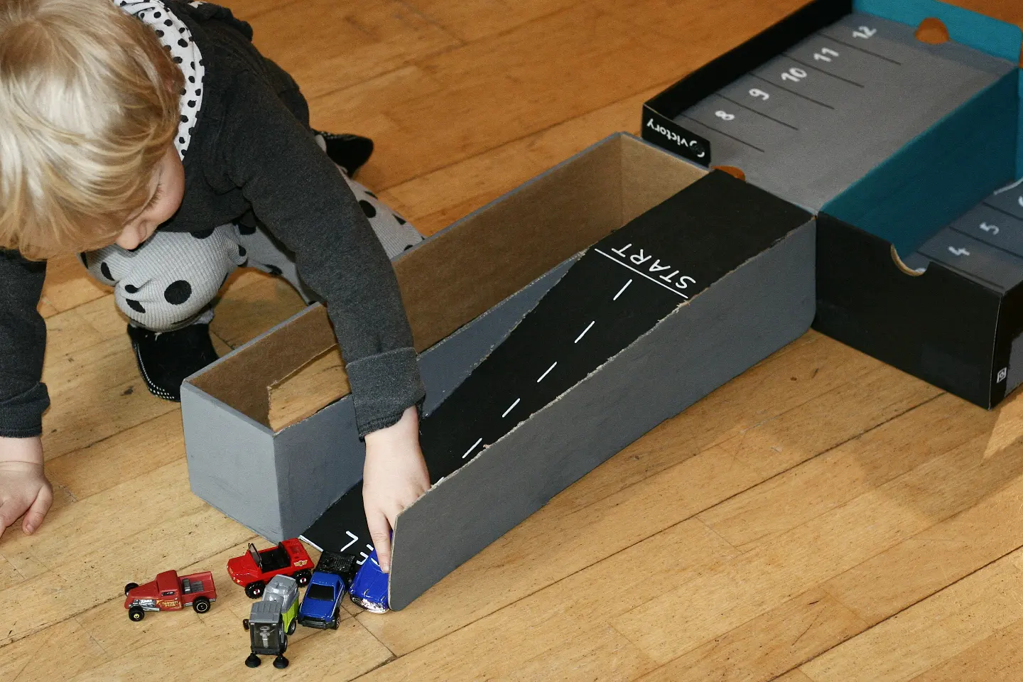 Upcycling Karton Parkaus Upcycling Karton Parkaus