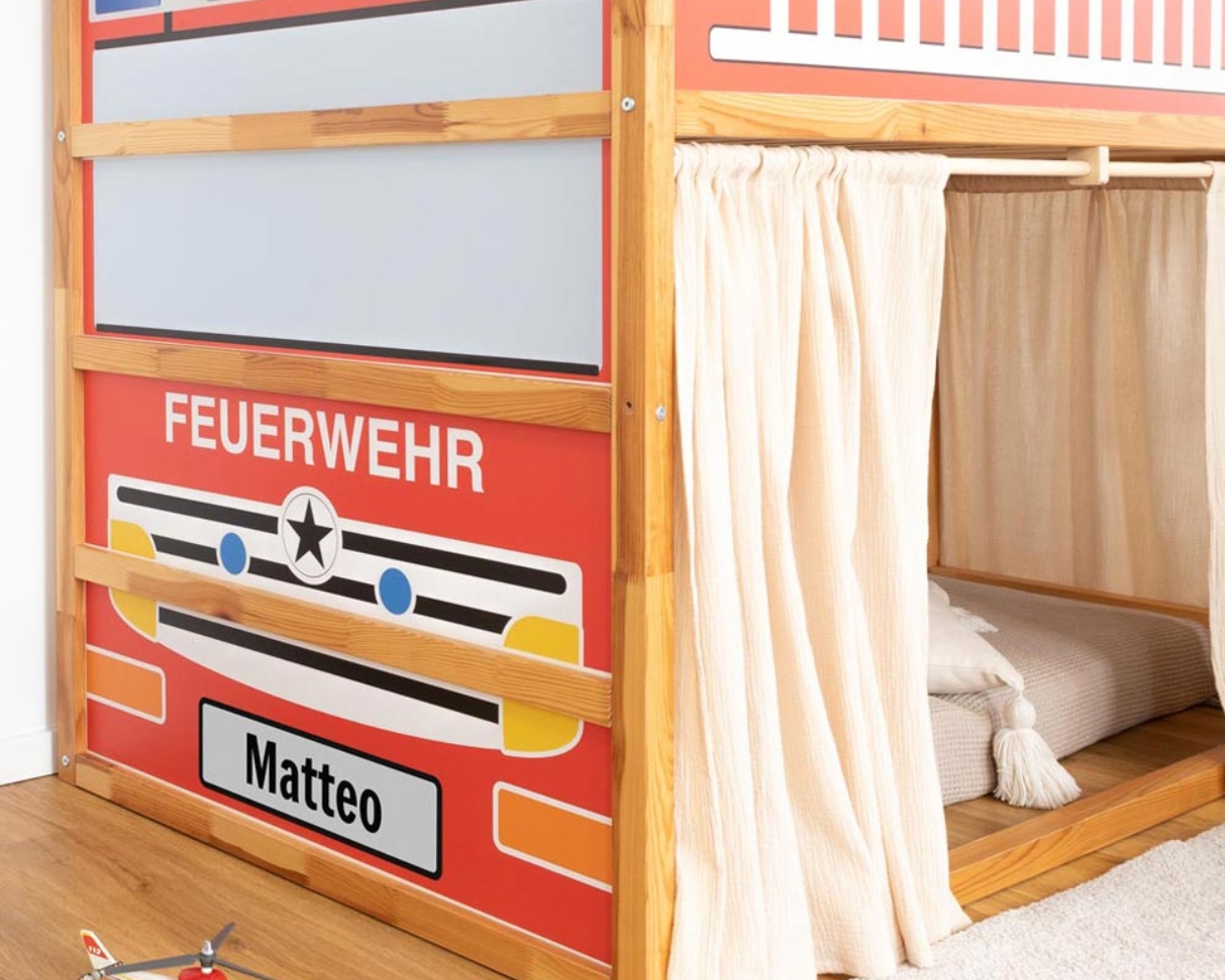 Kinderzimmer Jungs mit Klebefolie für das Ikea Kura Hochbett einrichten