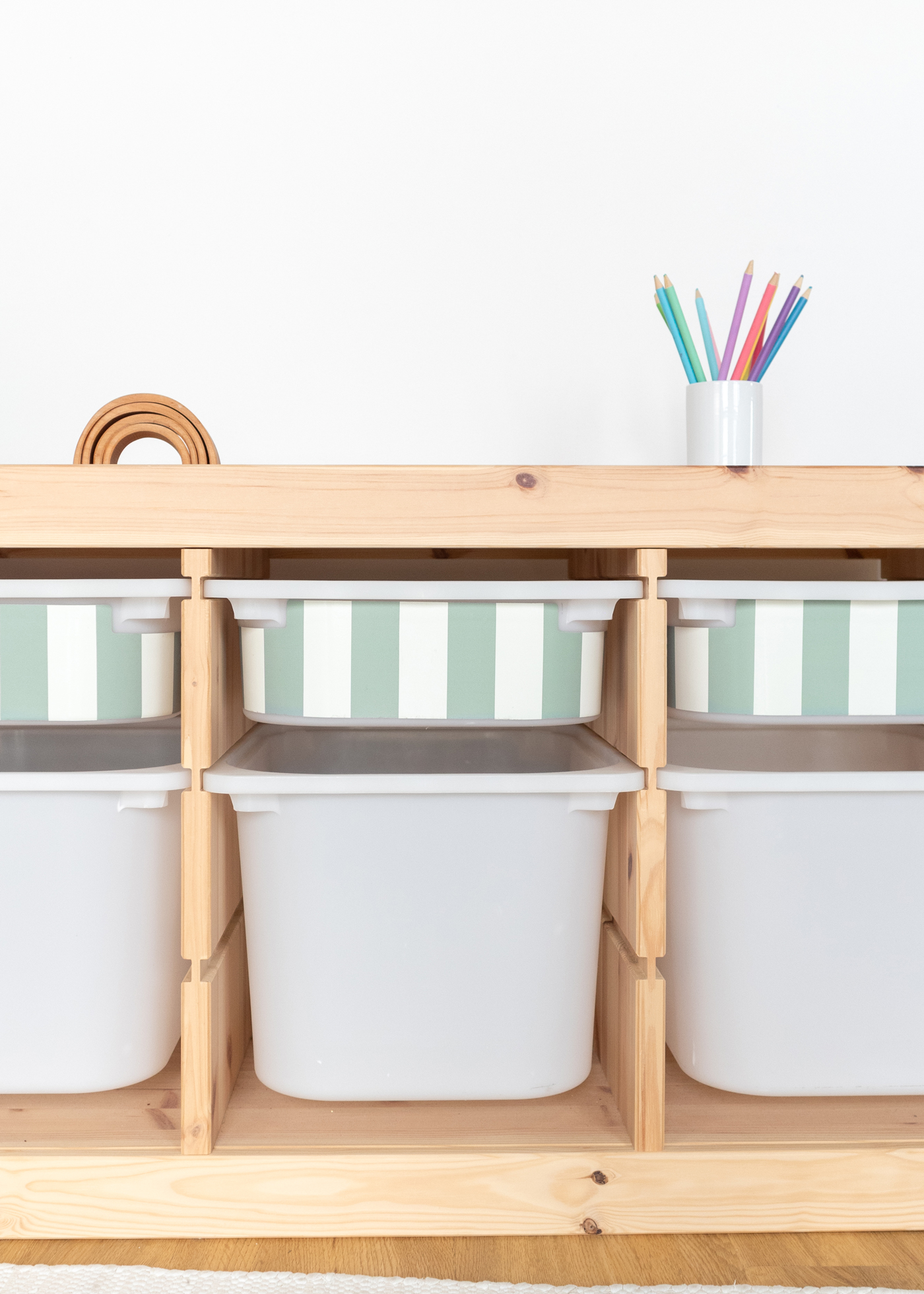 Selbstklebende Klebefolie für IKEA TROFAST Boxen mit Streifenmuster Selbstklebende Klebefolie für IKEA TROFAST Boxen mit dezentem Streifenmuster, leicht zu entfernen