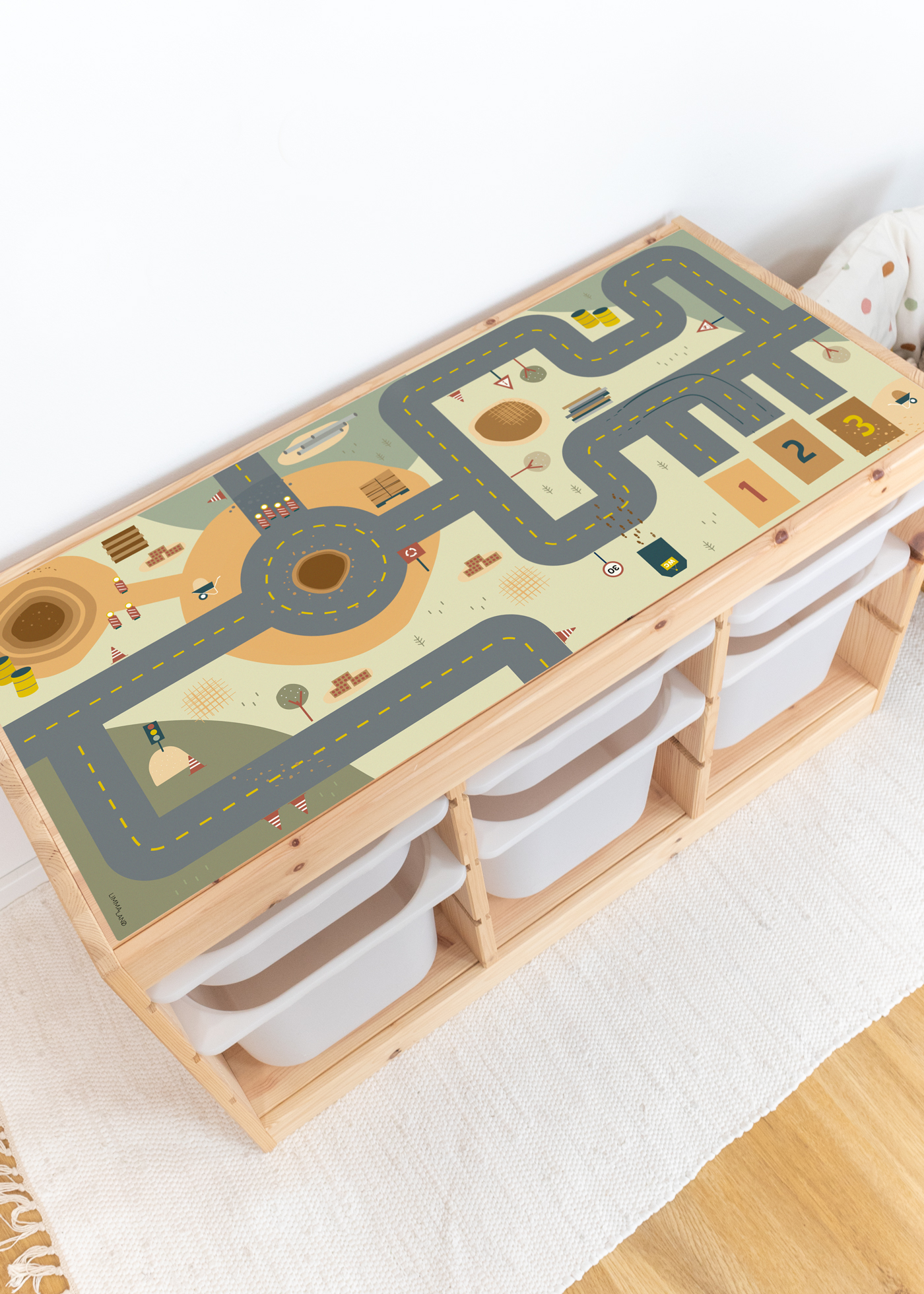 IKEA Spieltisch mit Baustellenmotiv verschönern Klebefolie für IKEA Spieltisch mit Spielstraße aufpeppen