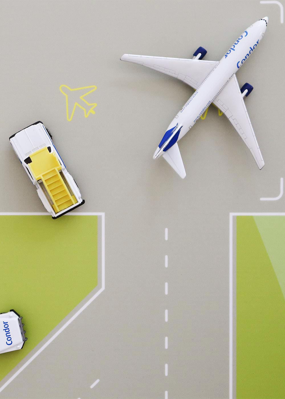 Ikea Kallax Regal Landebahn 4fach Komplettansicht mit Flugzeug