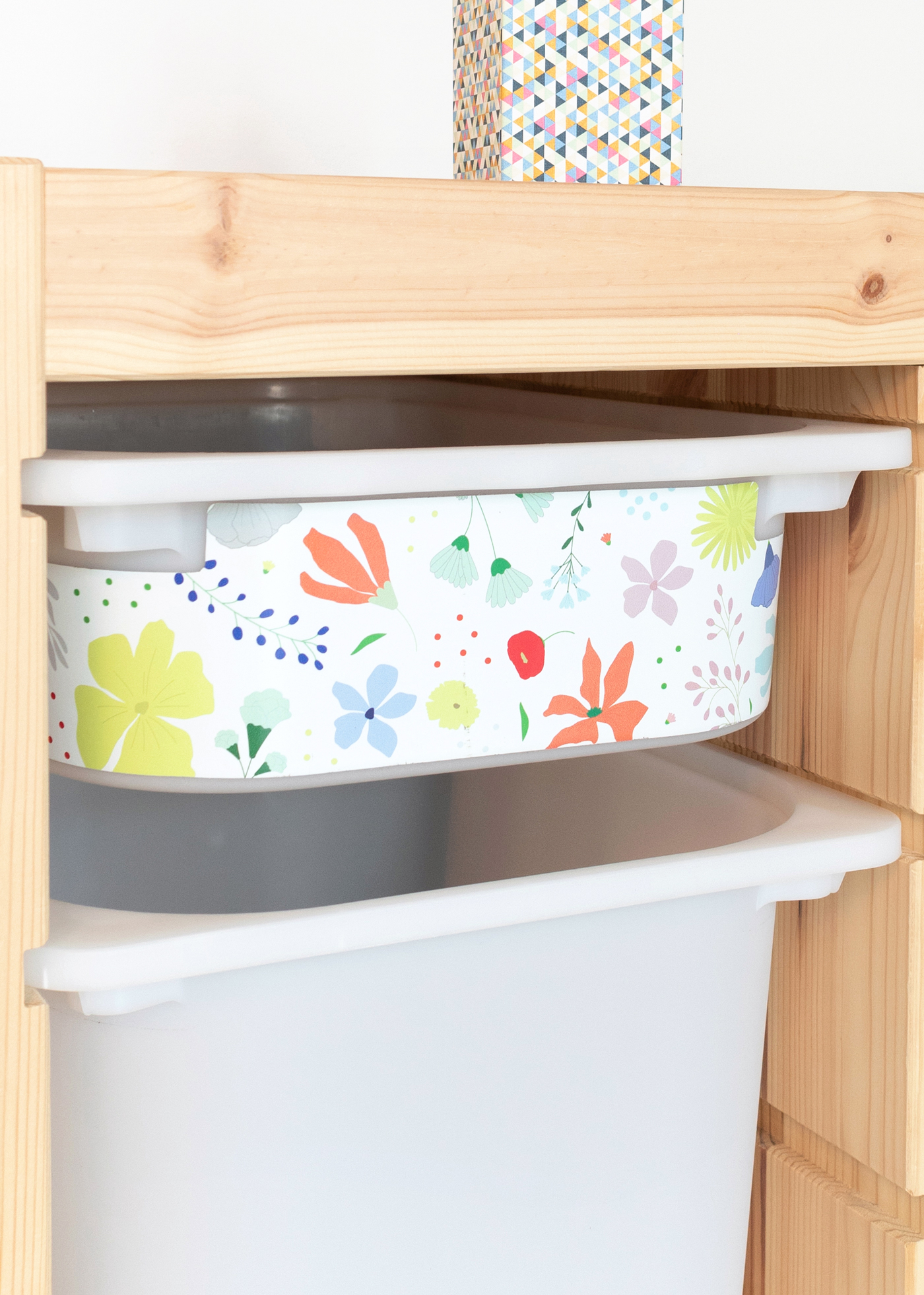 Blumenmuster fĂĽr IKEA TROFAST Ein Zimmer mit einem IKEA TROFAST Regal, das mit einer Klebefolie mit bunten Blumen dekoriert ist