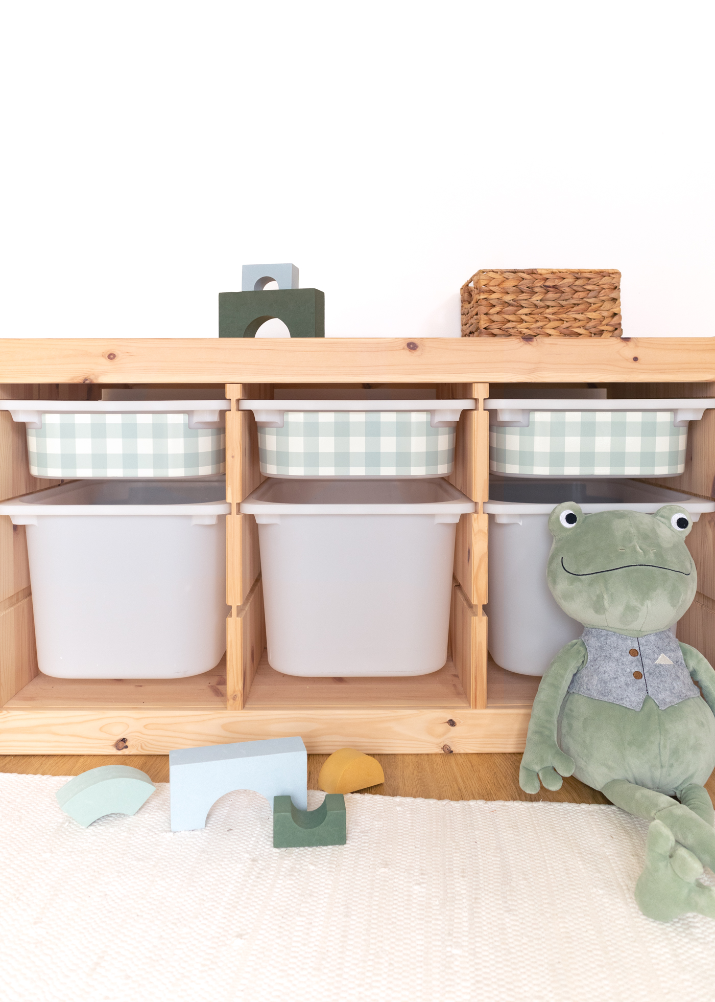 Karomuster Klebefolie für IKEA TROFAST Boxen im Kinderzimmer Klebefolie mit Karomuster für IKEA TROFAST Boxen im Kinderzimmer anbringen