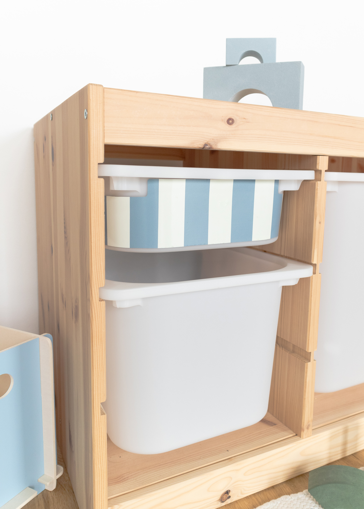 Wieder ablösbare Klebefolie für IKEA TROFAST Boxen mit Streifenmuster Wieder ablösbare Klebefolie für IKEA TROFAST Boxen mit Streifenmuster, ideal für Veränderungen