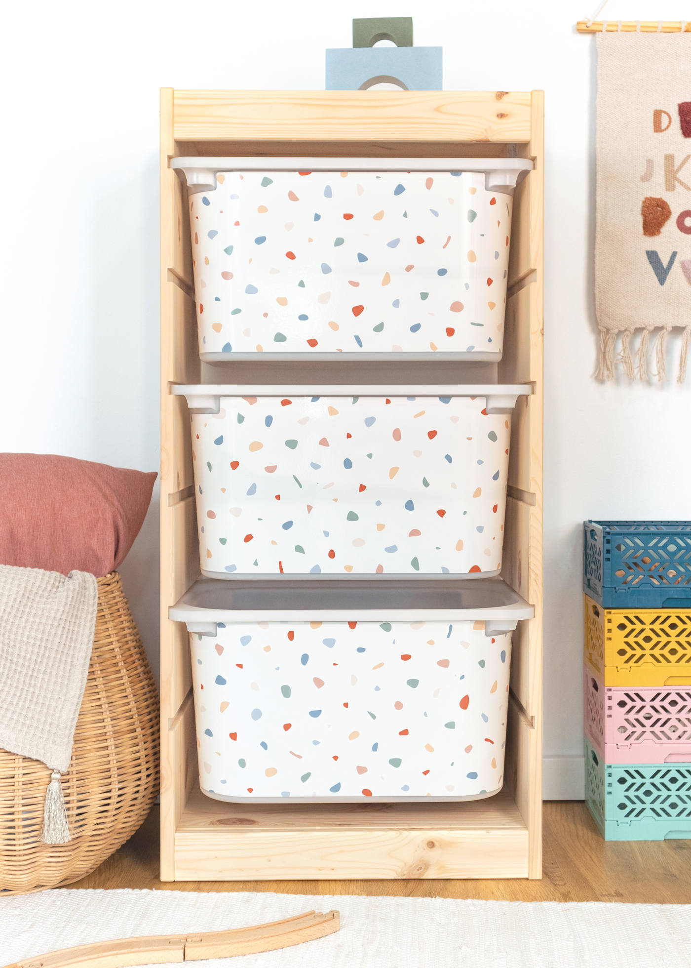 Kinder-Aufbewahrungsbox mit buntem Terrazzo-Muster im TROFAST Regal Klebefolie im Terrazzo-Stil auf der Aufbewahrungsbox im IKEA TROFAST Regal, ideal für ein verspieltes Kinderzimmer.