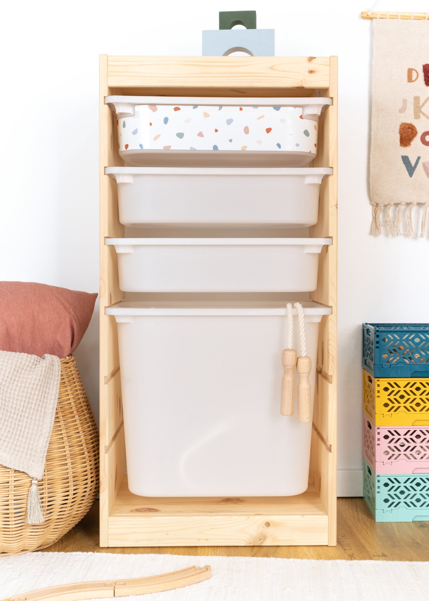 Kinder-Aufbewahrungsbox im TROFAST Regal mit Terrazzo-Musterfolie Aufbewahrungsbox im IKEA TROFAST Regal, beklebt mit einer bunten Terrazzo-Klebefolie.