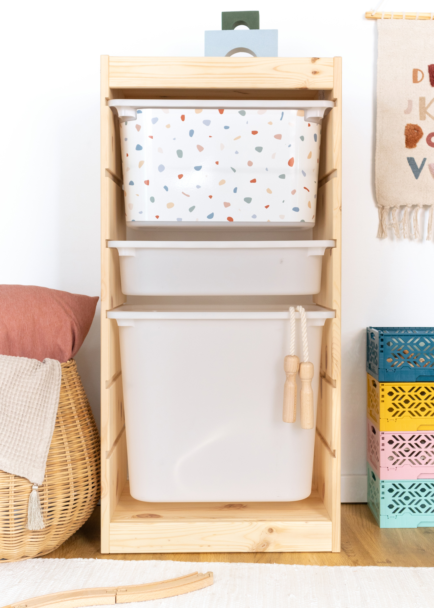 Spielzeugbox mit bunter Terrazzo-Folie im TROFAST Regalsystem IKEA TROFAST Regal mit kinderfreundlicher Box, beklebt mit einer Terrazzo-Klebefolie.
