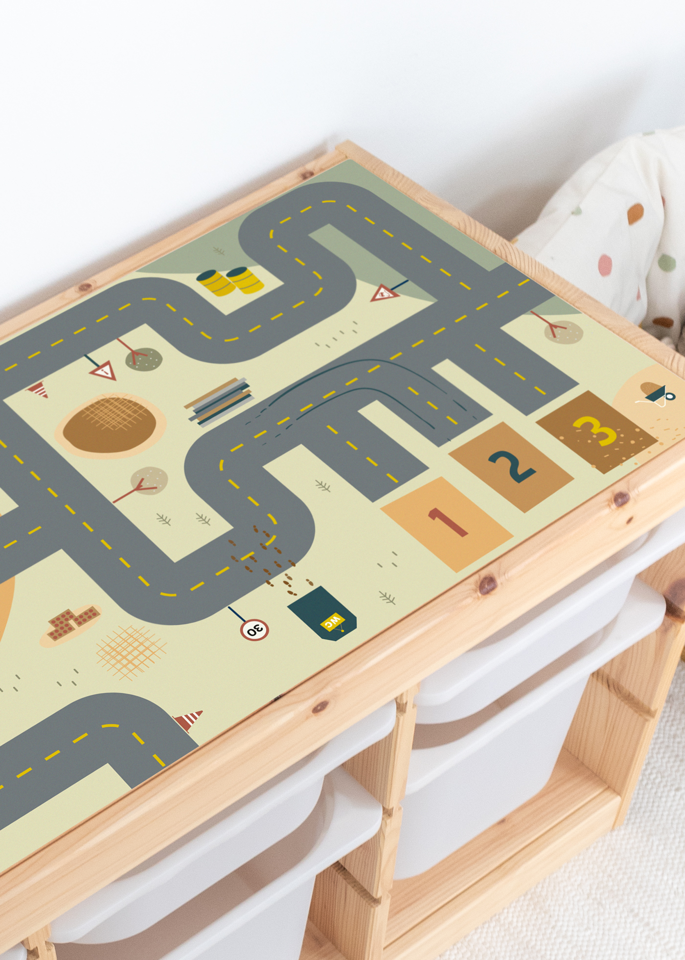 Selbstklebende Spielstraße Folie für IKEA Spieltisch anbringen Spieltisch mit farbenfrohem Baustellenmotiv dekorieren