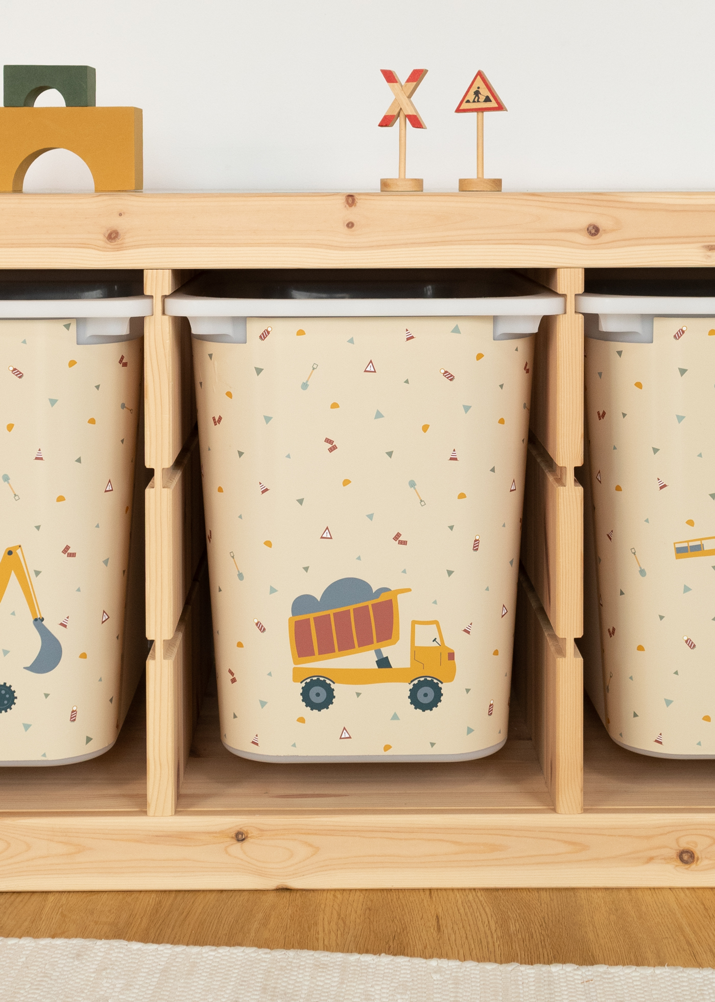 Bagger-AufbewKinderfreundliche Kipplader-Box im Regalahrungsbox für Ordnung Kipplader-Design auf Kinder-Aufbewahrungsbox im IKEA TROFAST Regal.