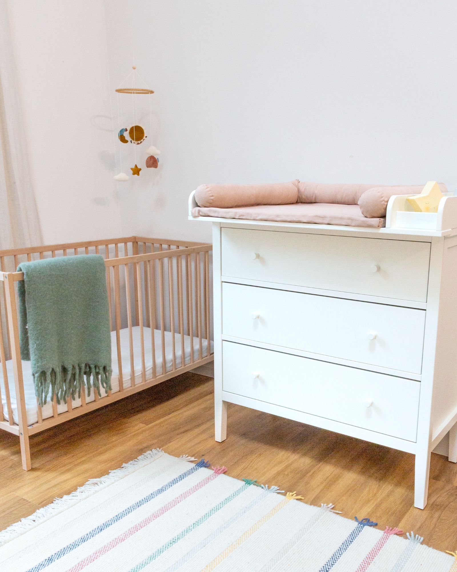 Kinderzimmer, Stillkommode, Wickelauflage, Babybett, Teppich