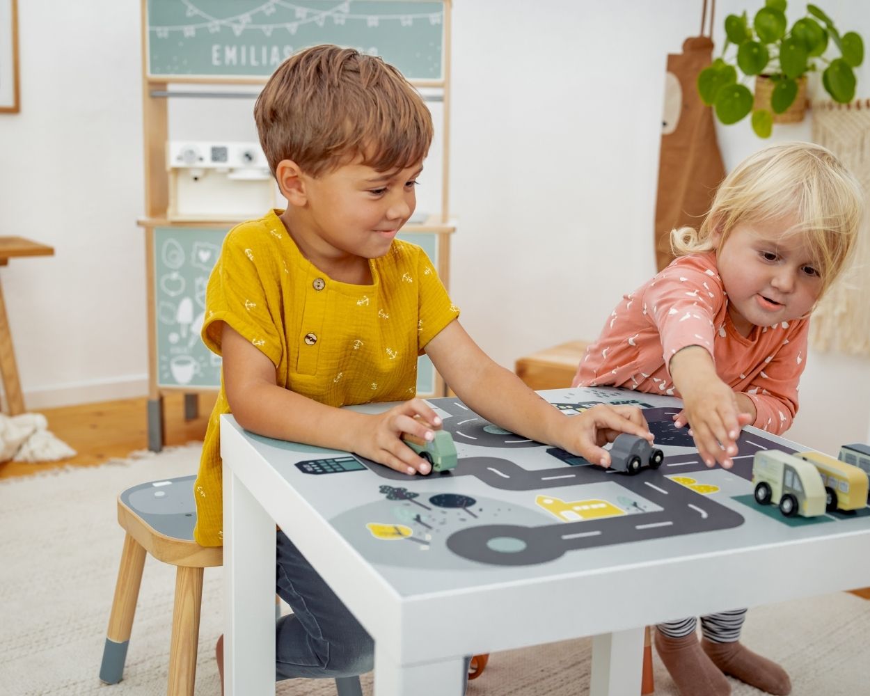 eigenes Kinderzimmer Spieltisch