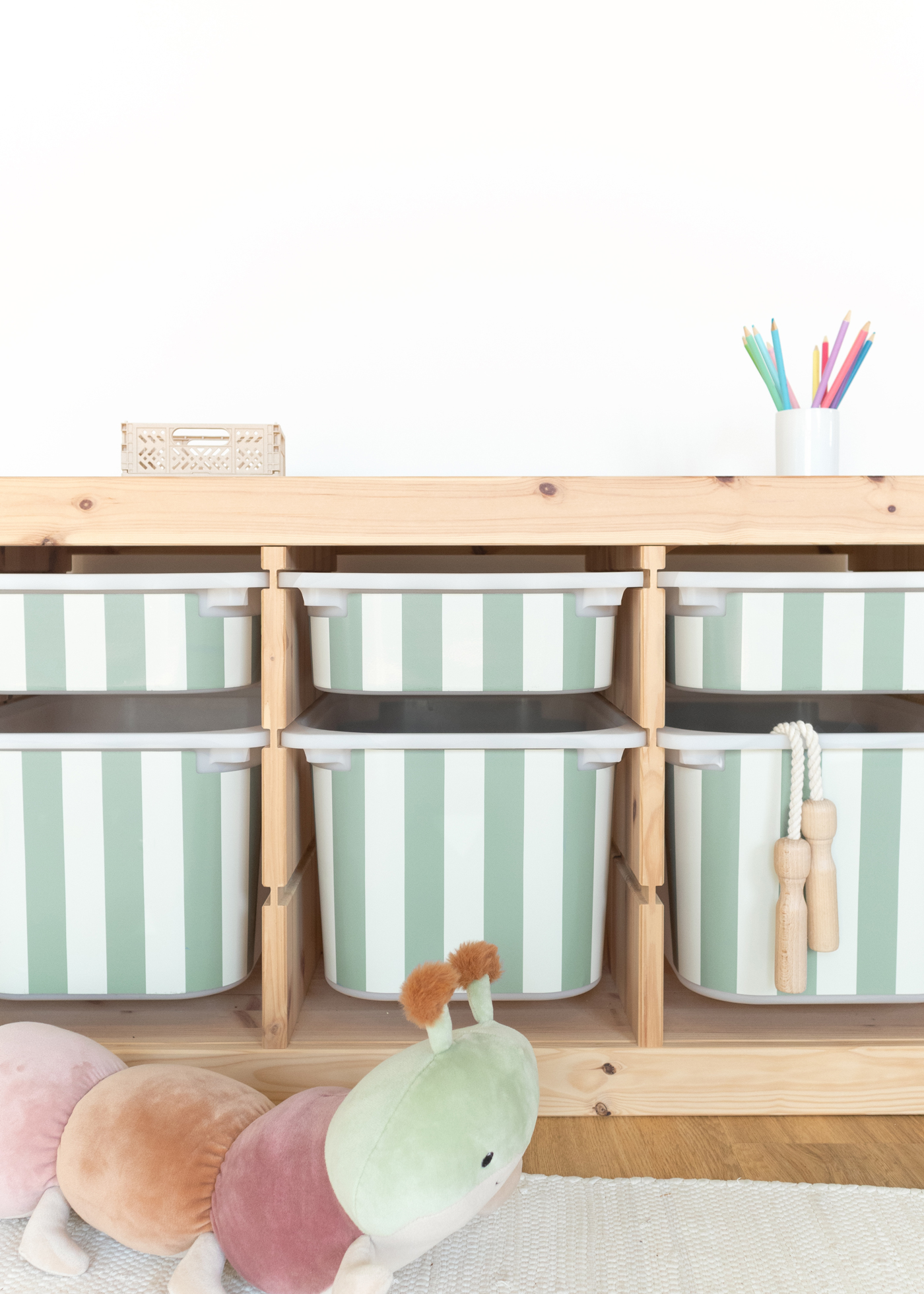 Dezente Klebefolie für IKEA TROFAST Regal mit Streifenmuster Dezente Klebefolie für IKEA TROFAST Regal mit buntem Streifenmuster, für einen modernen Look
