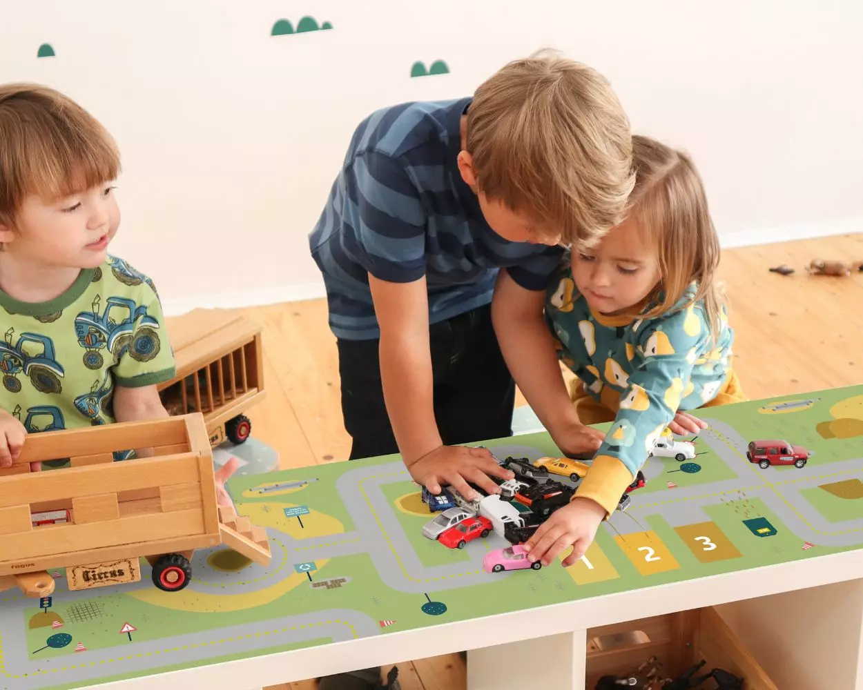 Kinder spielen am Spieltisch Baustelle