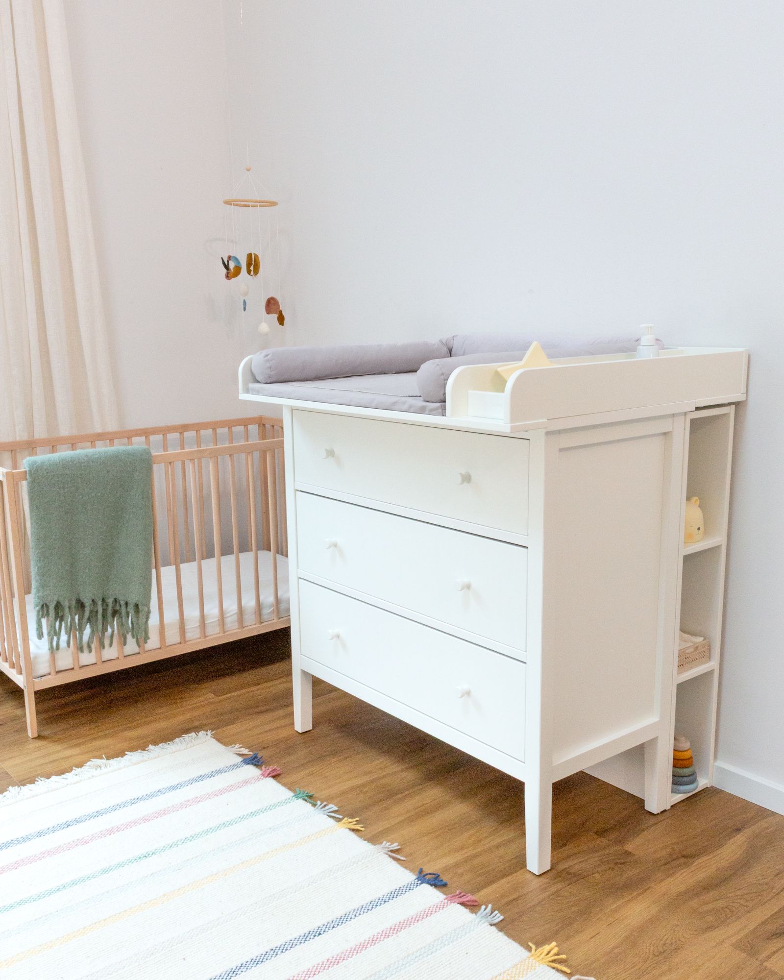 baby changing table, dresser, weiße Möbel, Kinderzimmer-Dekoration, Holzboden