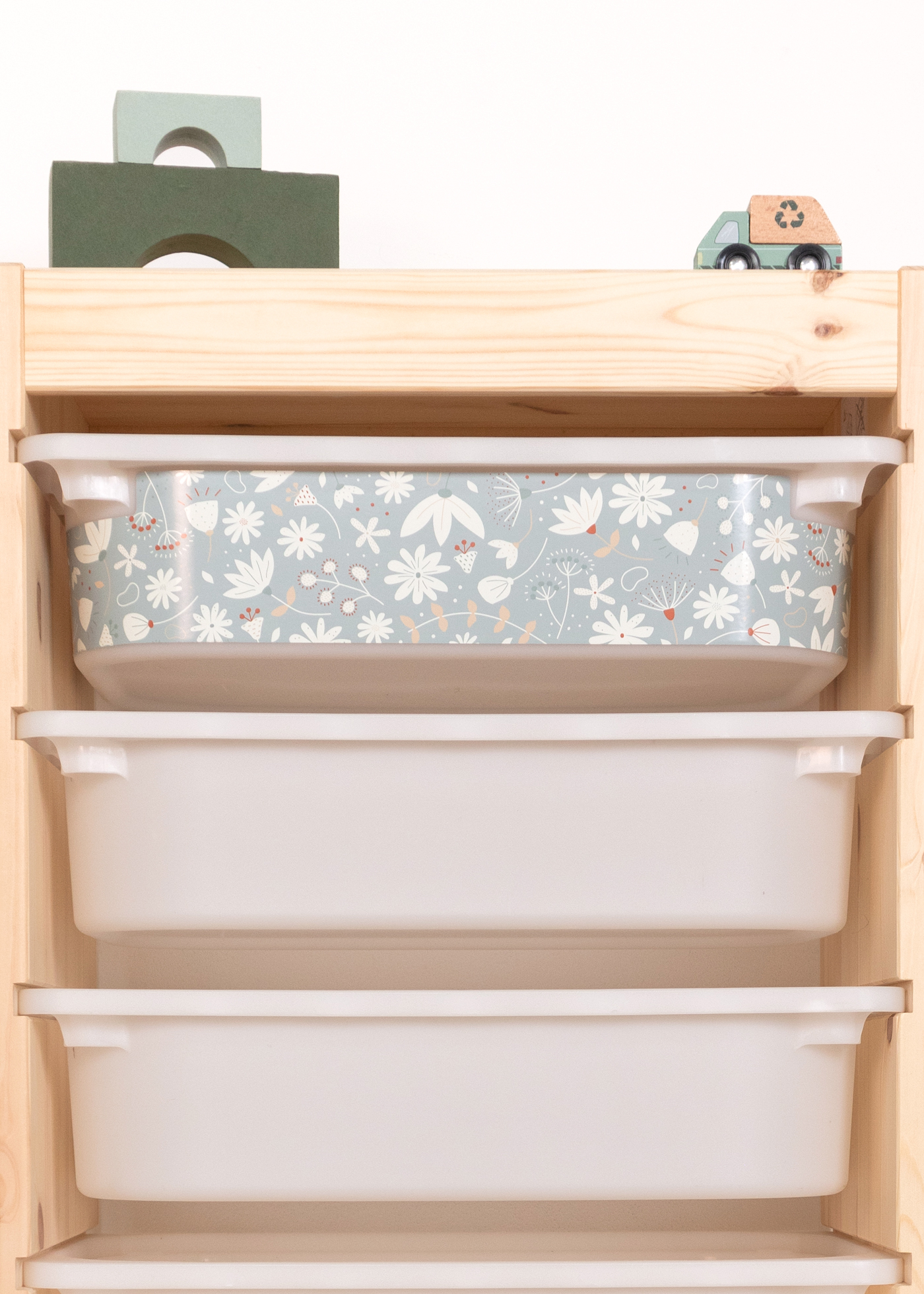 Grünes Blumenmuster auf Aufbewahrungsbox im IKEA TROFAST Regal Kinderfreundliche Box im IKEA TROFAST Regal, bedruckt mit einem floralen grünen Muster.