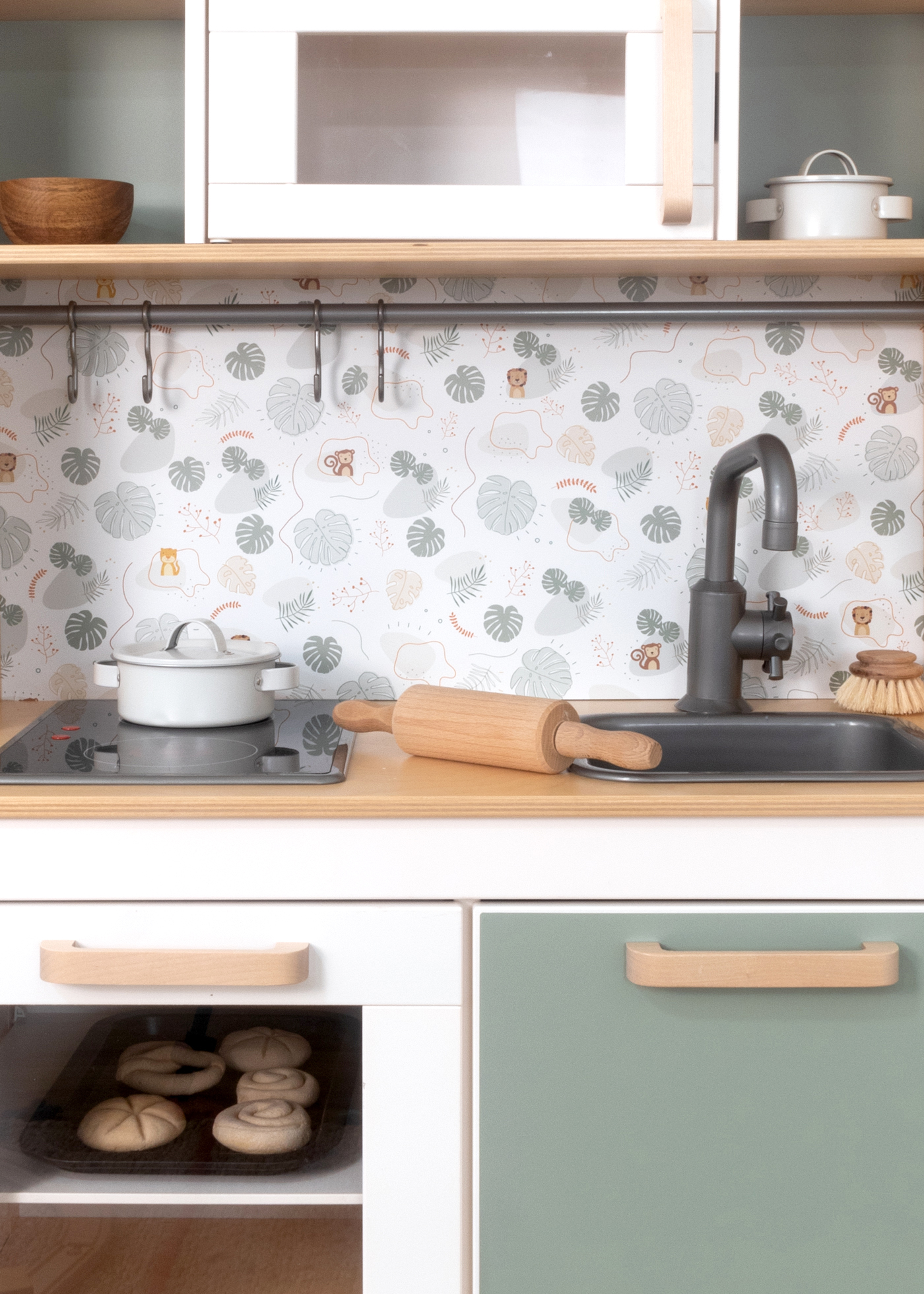 Modern und spannend: Klebefolie mit Bären. Spannende Klebefolie für IKEA KURA, mit Tiermotiven wie Tiger und Affen.