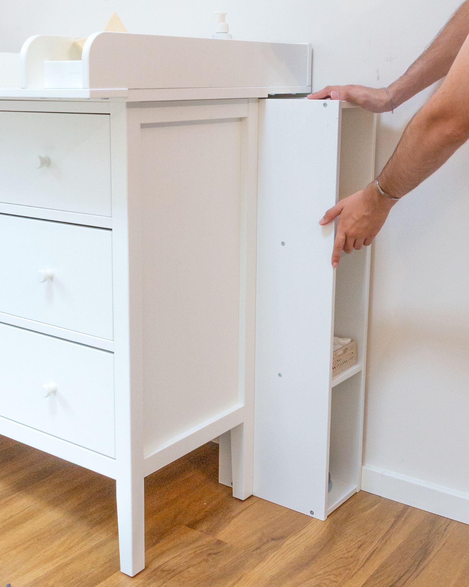 changing table, weißes Möbel, Aufbewahrungsschrank, Schubkasten-Einheit, Holzboden